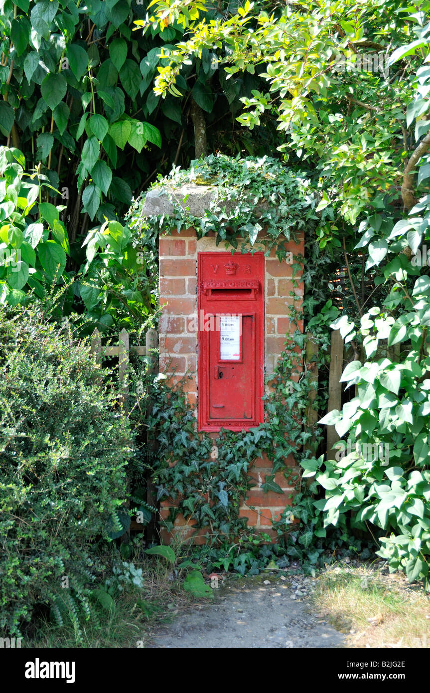 Longstock Hampshire England Victorian pre 1901 letter box built into a brick pillar and still in use Stock Photo