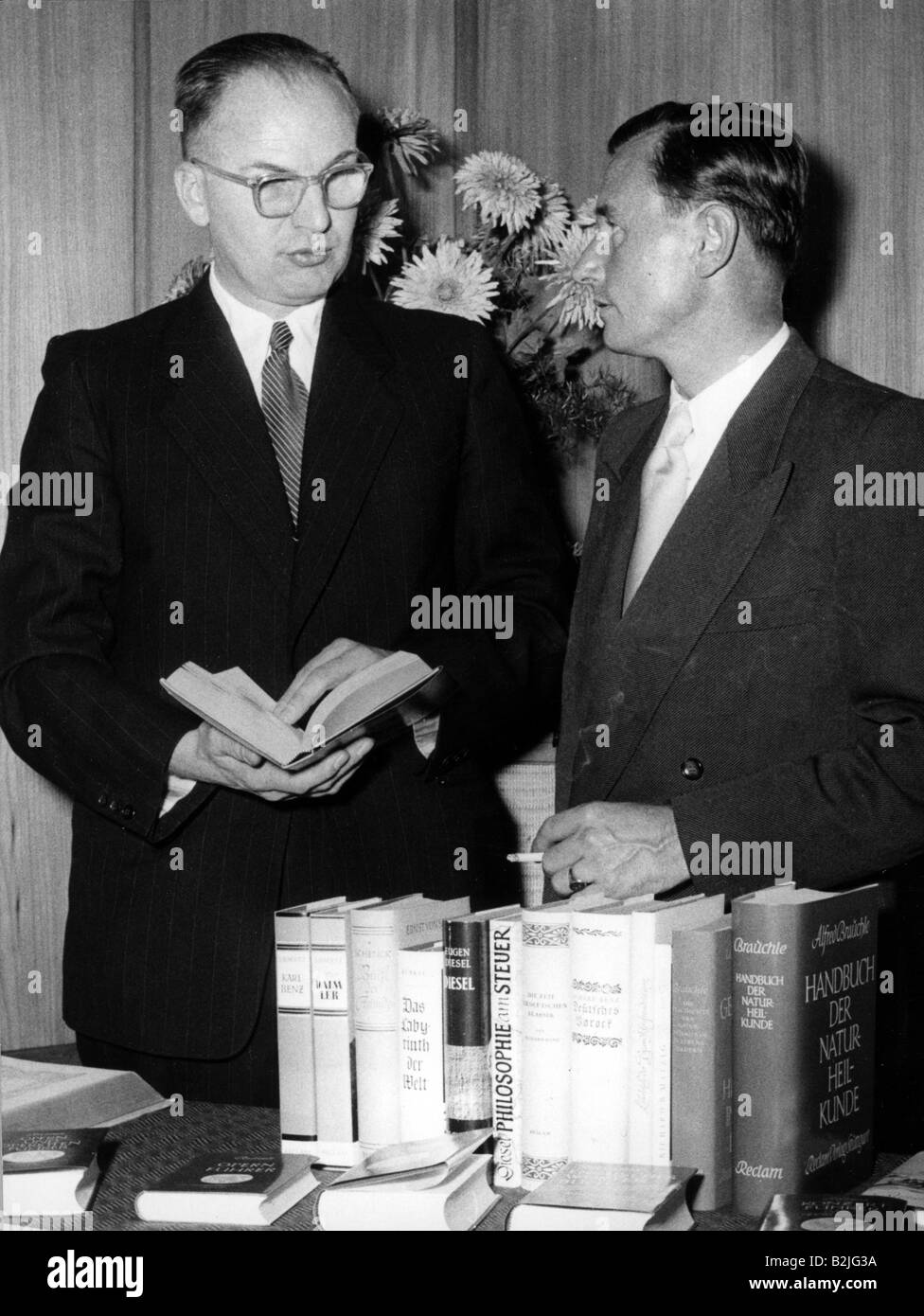 Reclam, Dr. Heinrich, 30.10.1910 - 11.8.1984, German publisher, half length, with Rolf Reclam (great-grandchildren of Anton Philipp Reclam), at  anniversary of 125th reclam foundation, Sturrgarter publishing house, 1.10.1953, Stock Photo