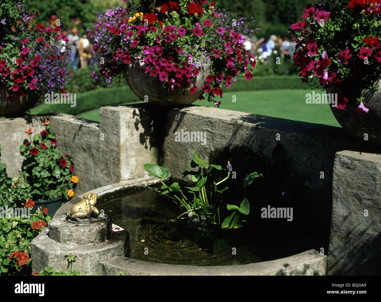Butchart Gardens, Victoria Small fountain at entrance to Rose Garden Flowers in pots VANCOUVER ISLAND BRITISH COLUMBIA CANADA Stock Photo