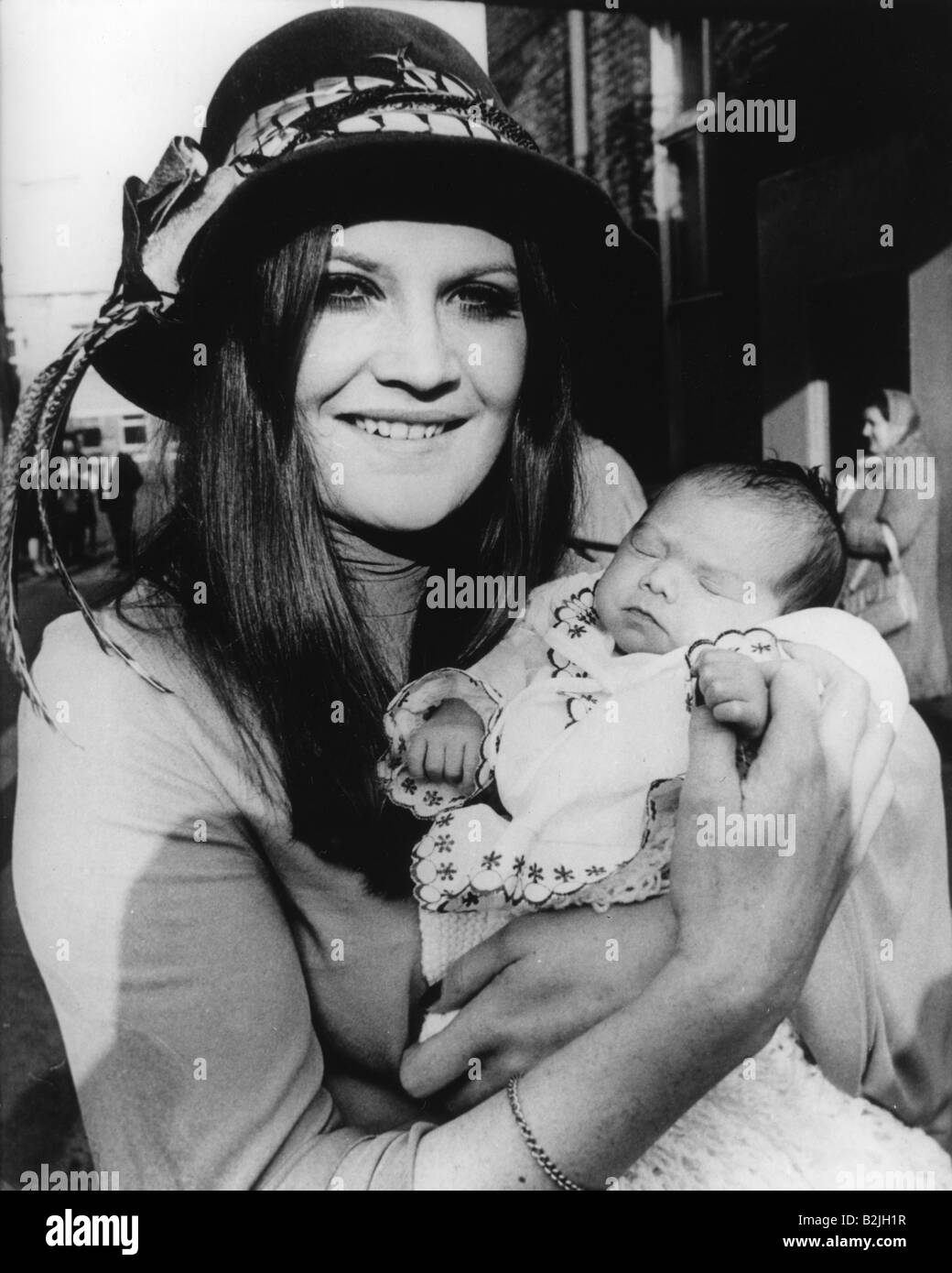 Shaw, Sandie, * 26.2.1947, British musician / artist, (singer), (Pop music), half length, with her daughter Grace, leaving Lewisham Hospital, London, February 1971, Stock Photo