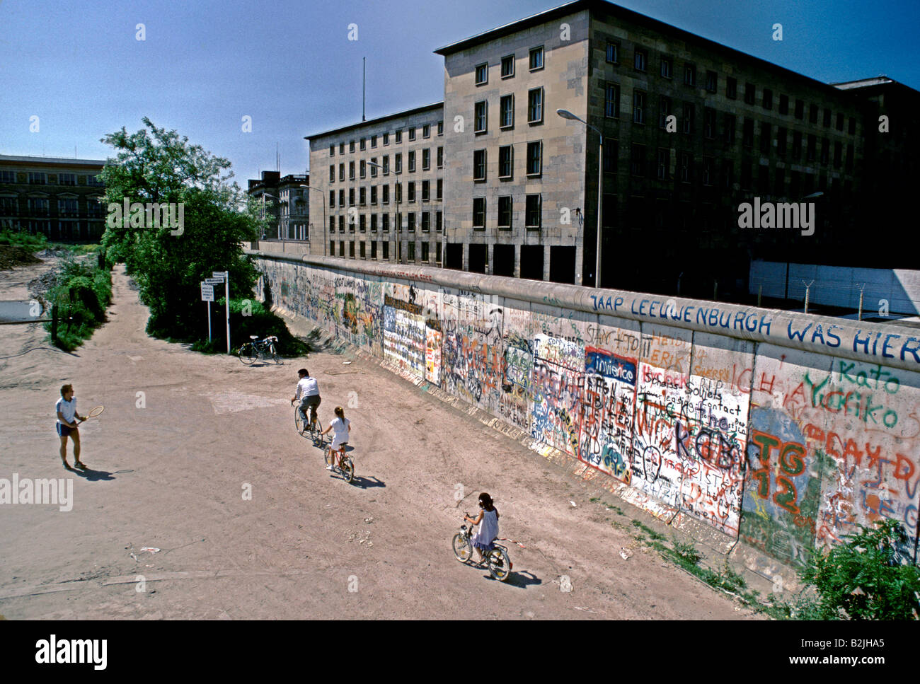 berlin wall it s surrounding wasteland pre unification 86 Stock Photo