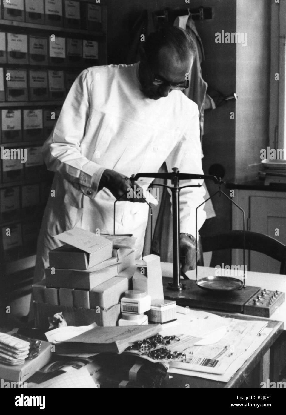 Dispensing chemist hires stock photography and images Alamy