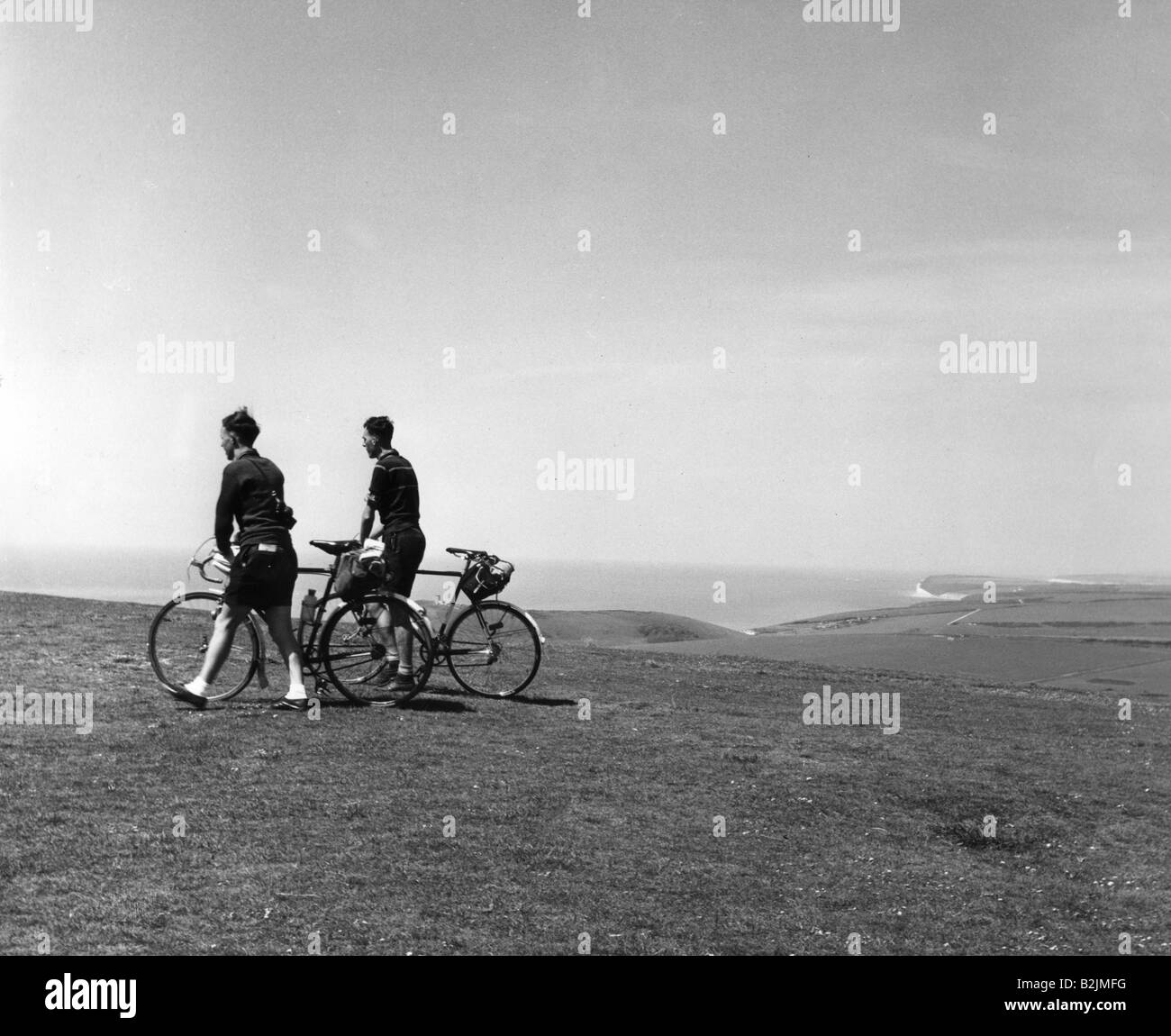 sport, cycling, men walking bikes, Sussex, Downs at Eastbourne, England, 1950s, Stock Photo