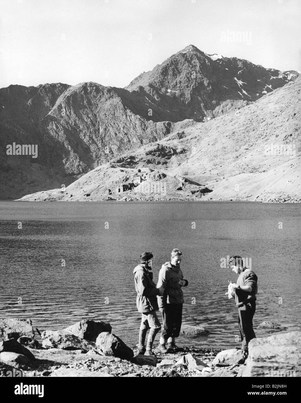 geography / travel, Great Britain, Wales, Caernarvonshire, landscapes, Snowdonia Nationalpark, wanderers, lake, 1950s, Stock Photo