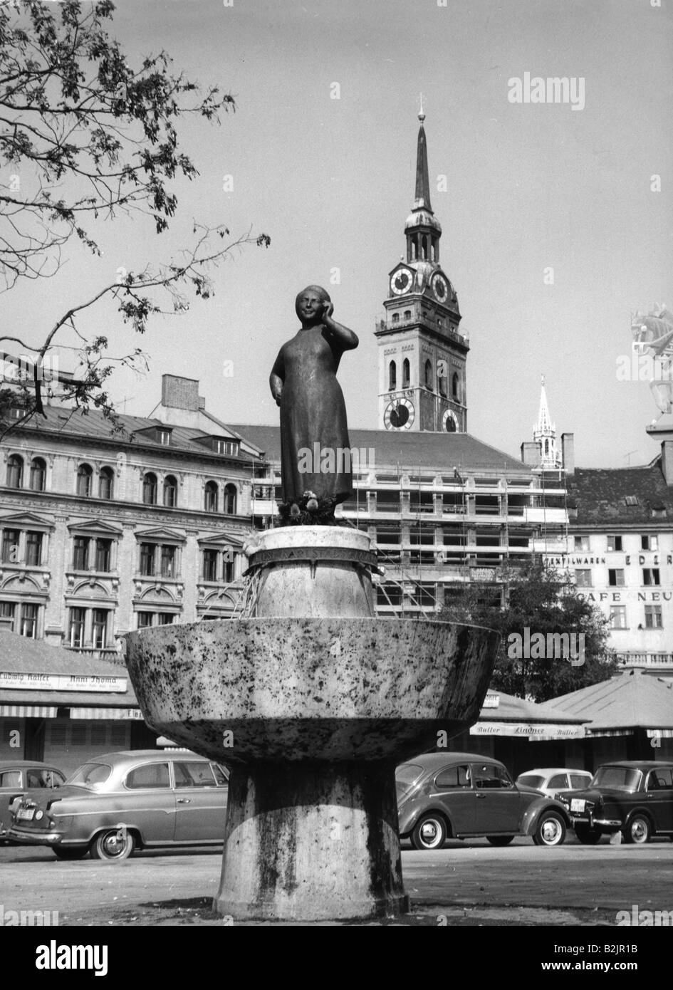 geography/travel, Germany, Munich, Liesl Karlstadt fountain at Viktualienmarkt, errected 27.7.1960, design by Hans Osel, view, 1960s, , Stock Photo