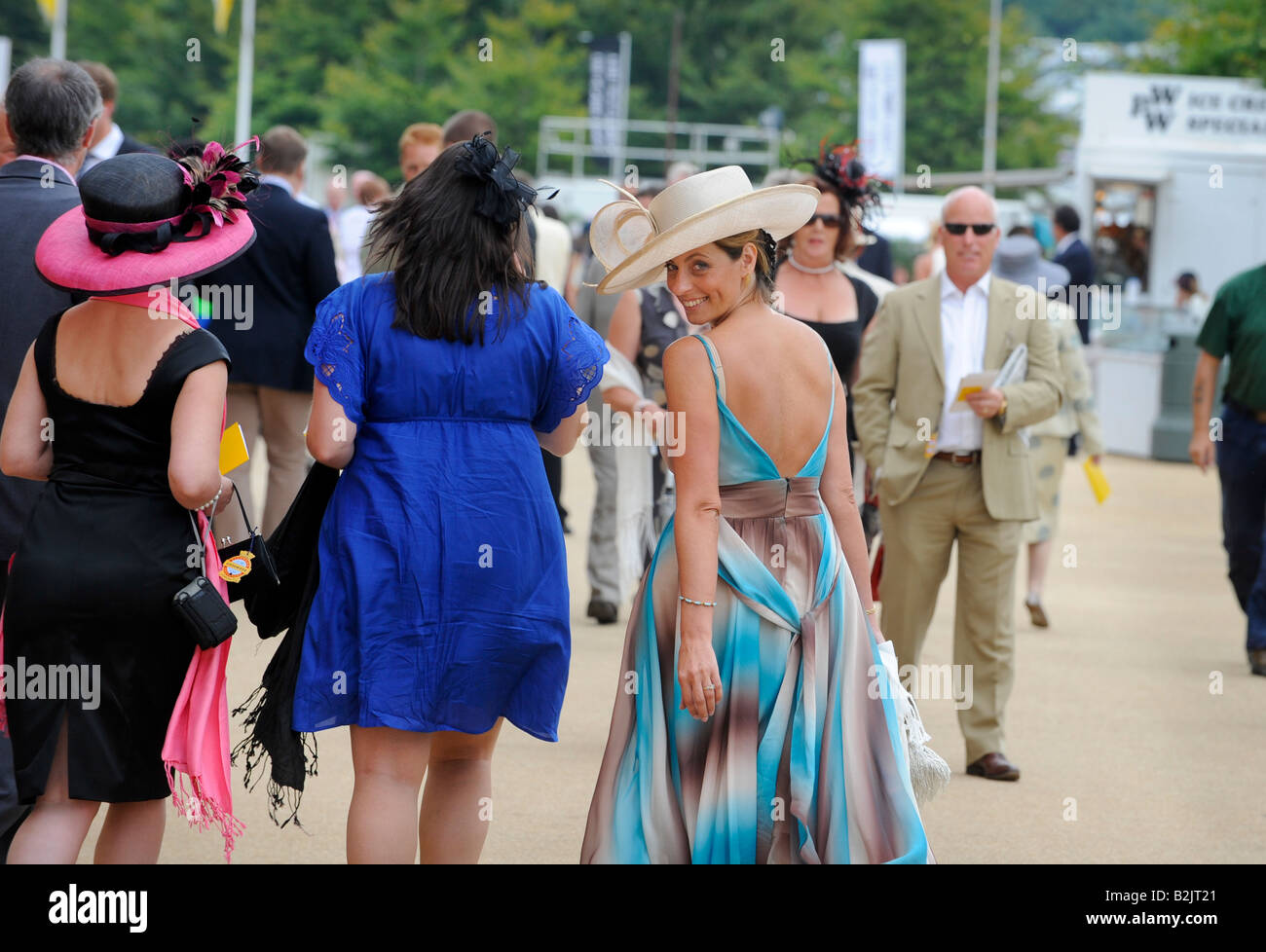 Ladies day races hi-res stock photography and images - Alamy