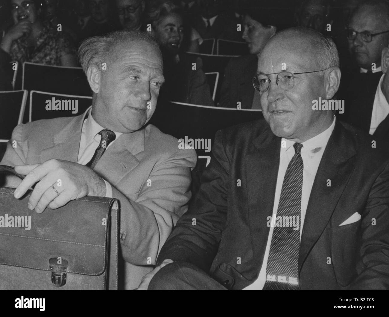 Heisenberg, Werner Karl, 5.12.1901 - 1.2.1976, German physicist, at the 5th meeting of Nobel Prize Laureates, Lindau, 12.7.1955, professor Wendell Stanley to the right, , Stock Photo