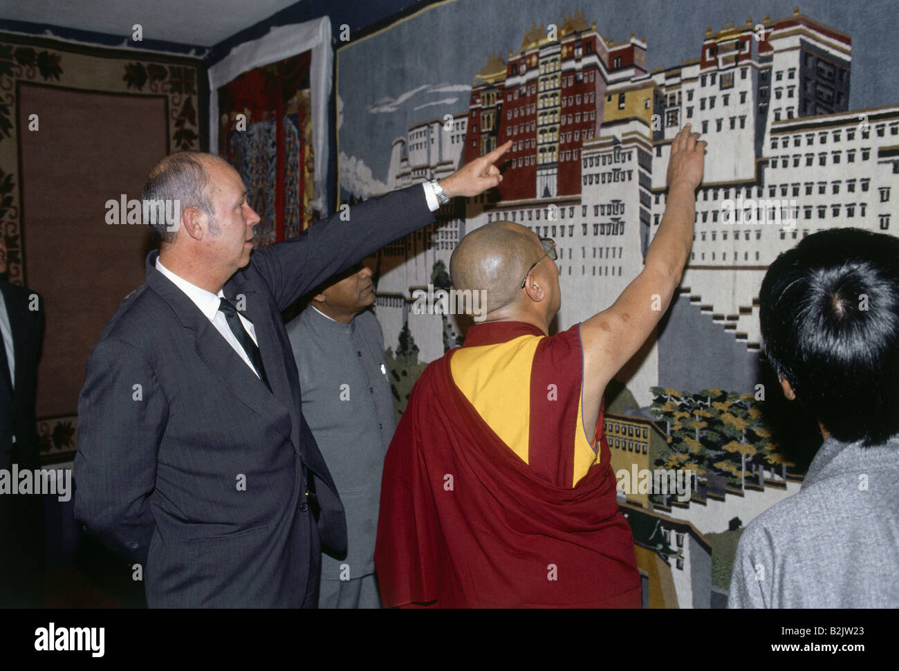 Dalai Lama 14th (Tenzin Gyatso), * 6.7.1935, Tibetan lama and politician, half length, with Helmut Kutin, SOS Children`s Villages, New Delhi, India, March 1991, Stock Photo
