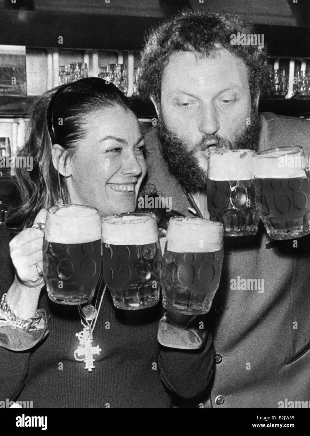 Rebroff, Ivan, 31.7.1931 - 27.2.2008, German singer, (birth name: Hans Rolf Rippert), with his manager Irmgard Weber, beer drinking, 1981, Stock Photo