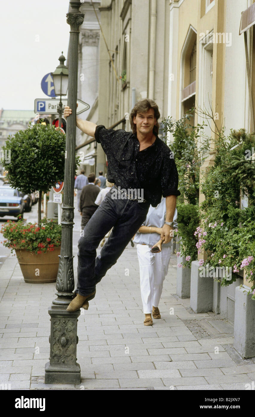 Swayze, Patrick, 18.8.1952 - 14.9.2009, US actor, at a street lamp, promotion tour for the movie 'Dirty Dancing', Munich, Maximilianstrasse, 7.9.1987, , Stock Photo
