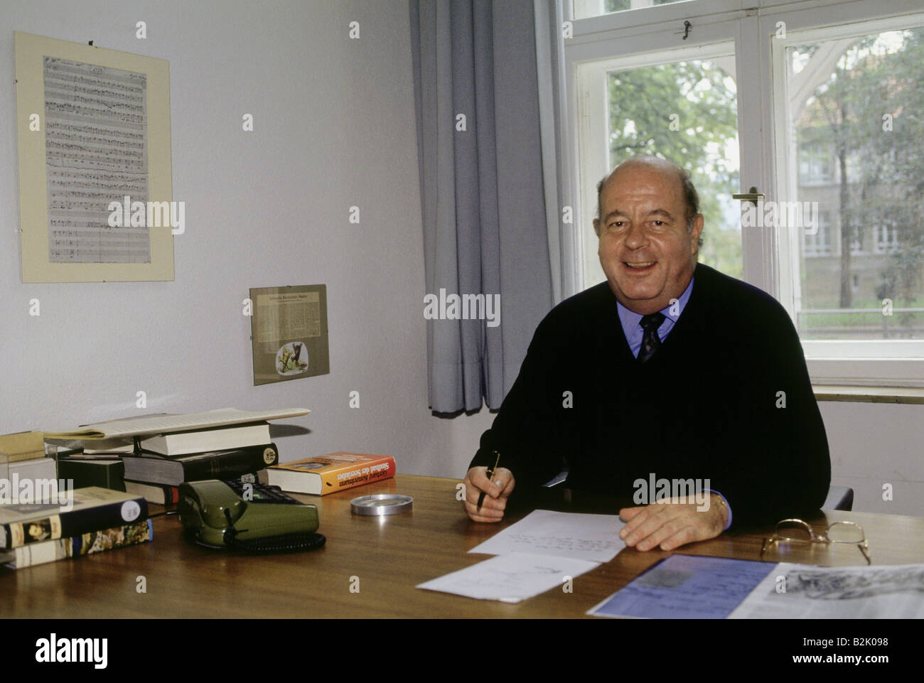 Konzelmann, Gerhard, 26.10.1932 - 28.5.2008, German journalist and composer, half length, sitting at table, 1992, Stock Photo