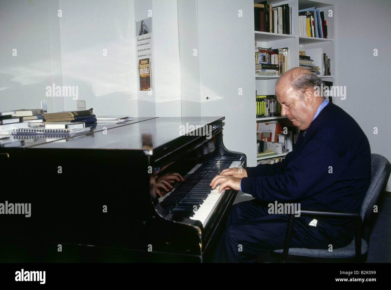 Konzelmann, Gerhard, 26.10.1932 - 28.5.2008, German journalist and composer, half length, playing piano, 1992, Stock Photo