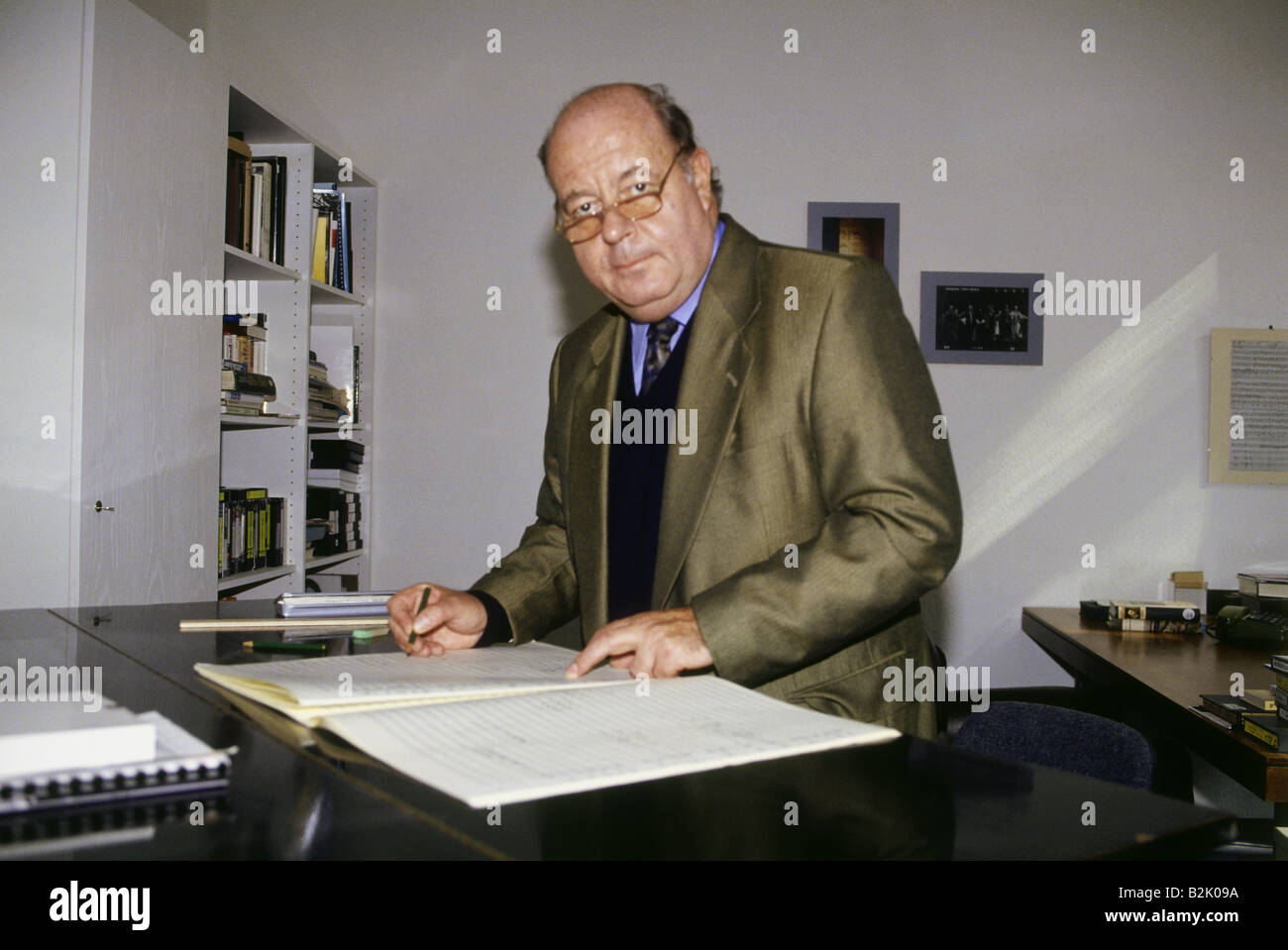 Konzelmann, Gerhard, 26.10.1932 - 28.5.2008, German journalist and composer, half length, standing at piano, 1992, Stock Photo