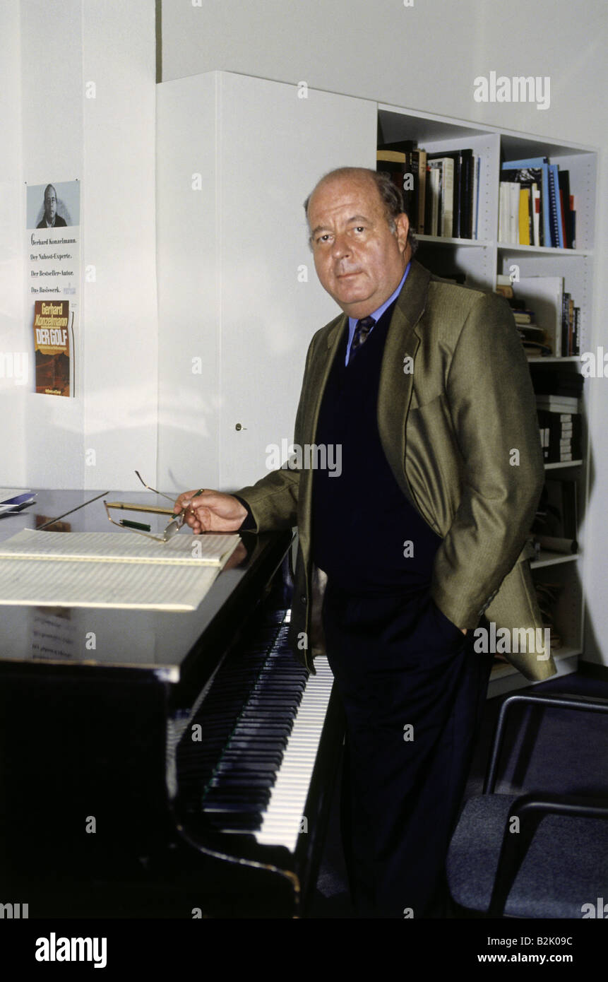 Konzelmann, Gerhard, 26.10.1932 - 28.5.2008, German journalist and composer, half length, standing at piano, 1992, Stock Photo