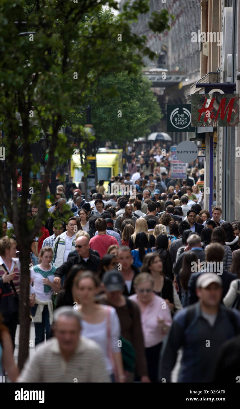 2008 HISTORICAL CROWDS OF SHOPPERS OXFORD STREET LONDON ENGLAND UK Stock Photo