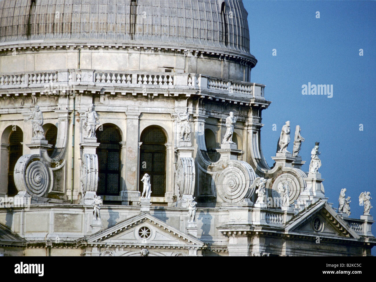 MOULDINGS AND STATUES ON THE EXTERIOR OF ST MARK S CATHEDRAL VENICE Stock Photo