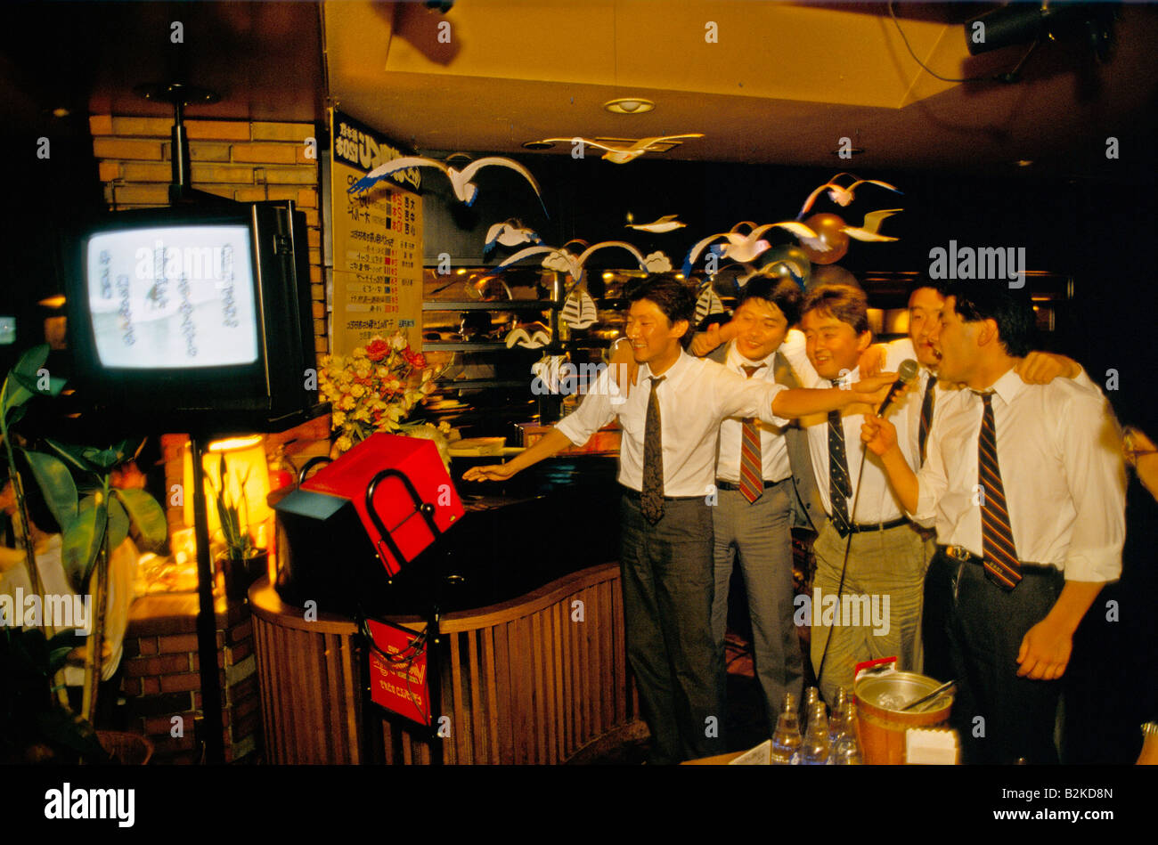 Businessmen in karaoke bar tokyo hi-res stock photography and images - Alamy