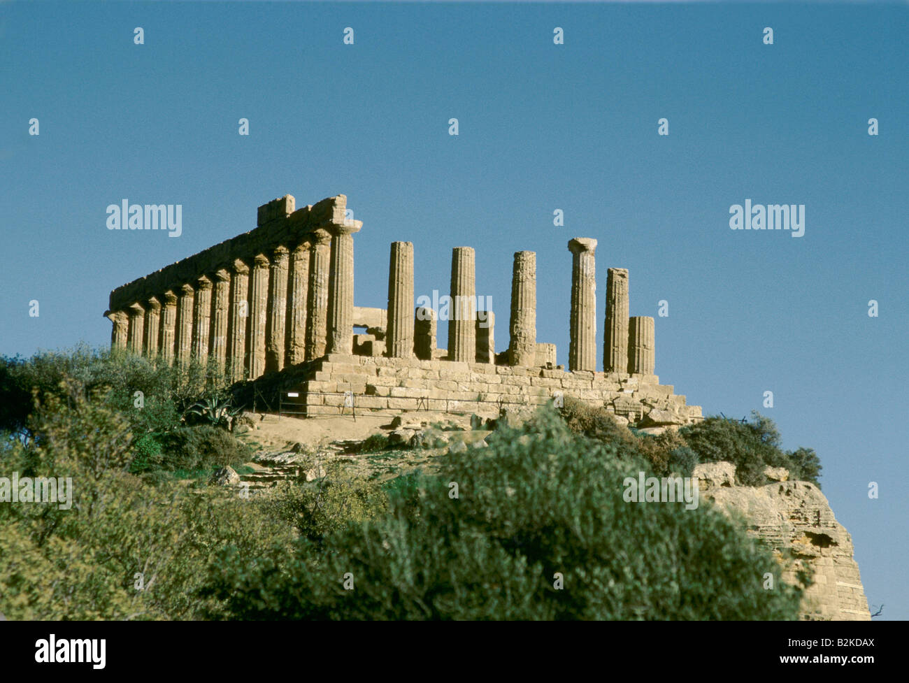 THE RUINS OF A GREEK TEMPLE WITH DORIC COLUMNS AT AGRIGENTO SICILY Stock Photo