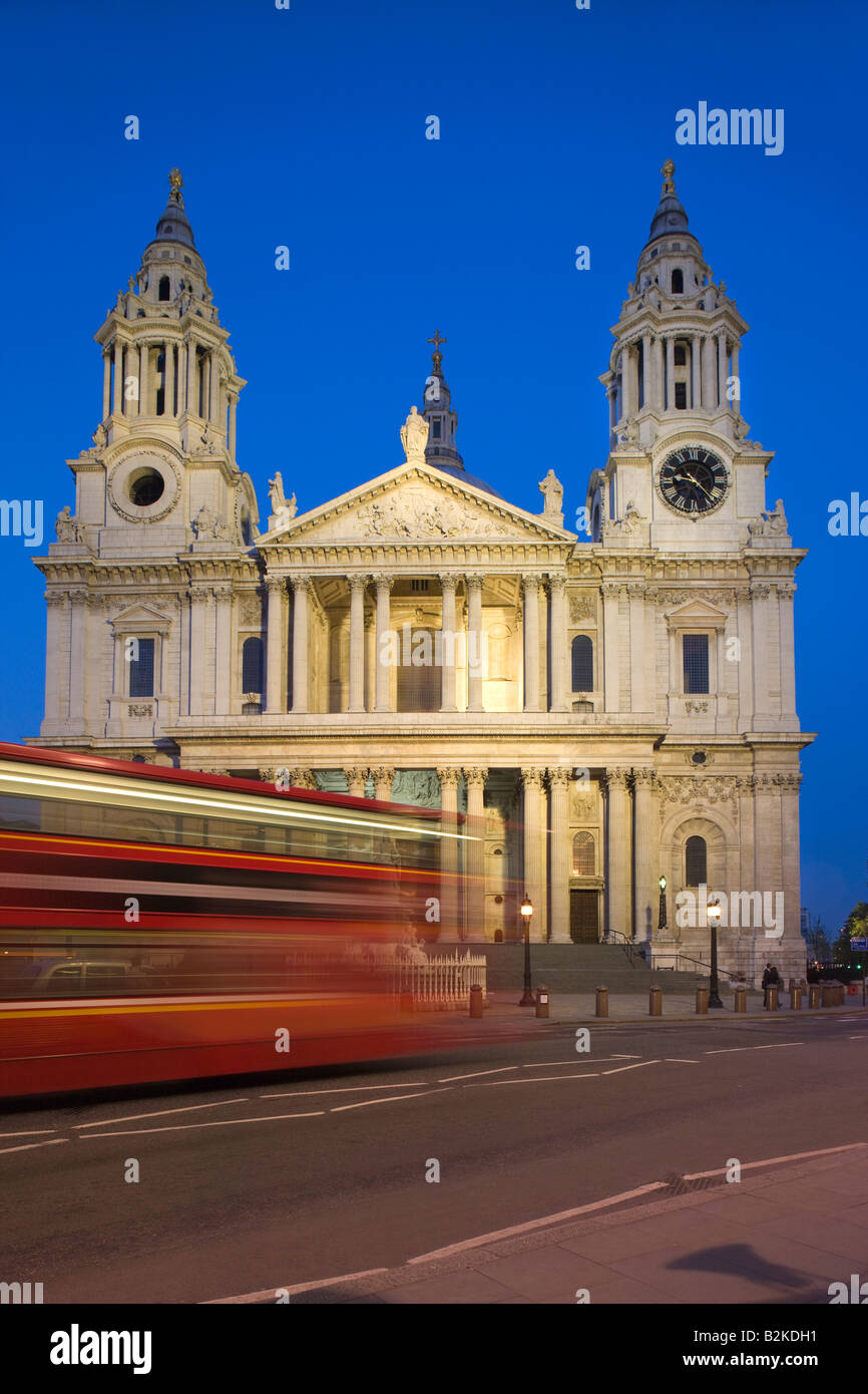 WEST FRONT SAINT PAULS CATHEDRAL LUDGATE HILL LONDON ENGLAND UK Stock Photo