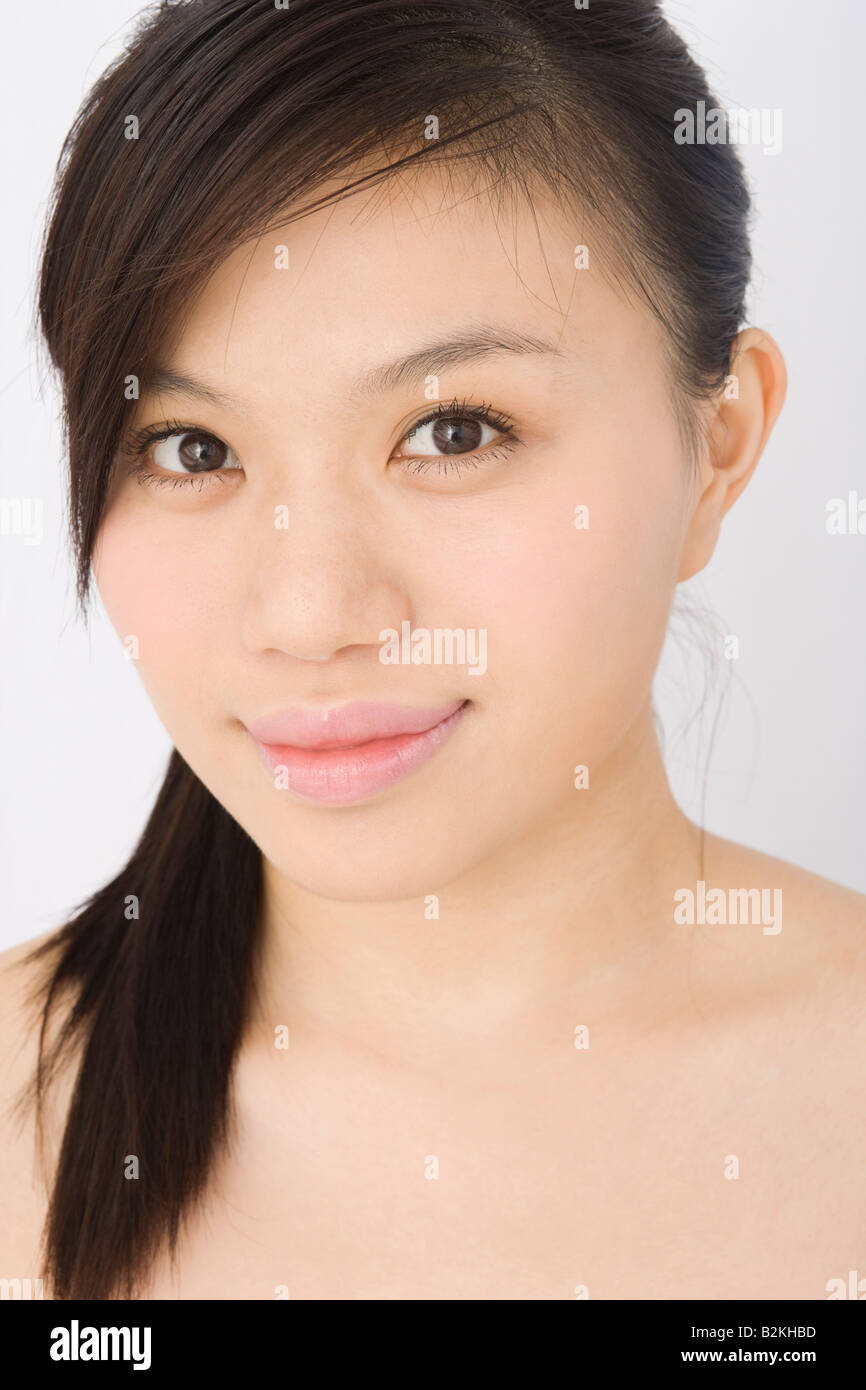 Portrait of a young woman smiling Stock Photo - Alamy