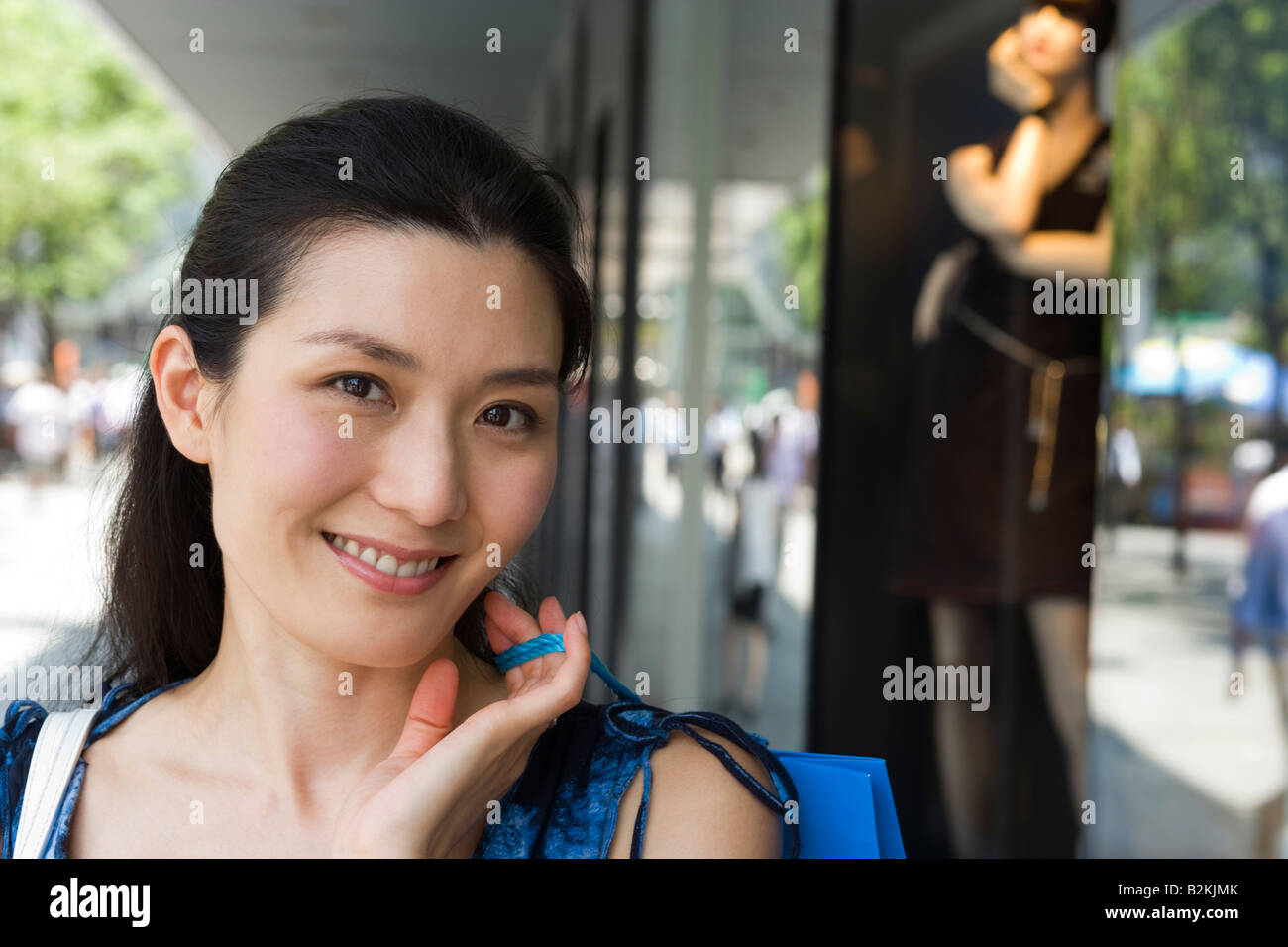 A row of identical bald mannequin heads, shoulder to shoulder, looking  upward Stock Photo - Alamy