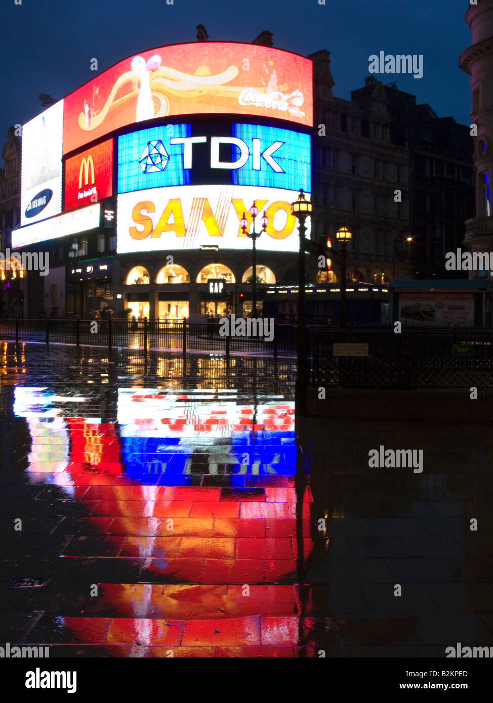 NEON SIGNS PICCADILLY CIRCUS LONDON ENGLAND UK Stock Photo Alamy