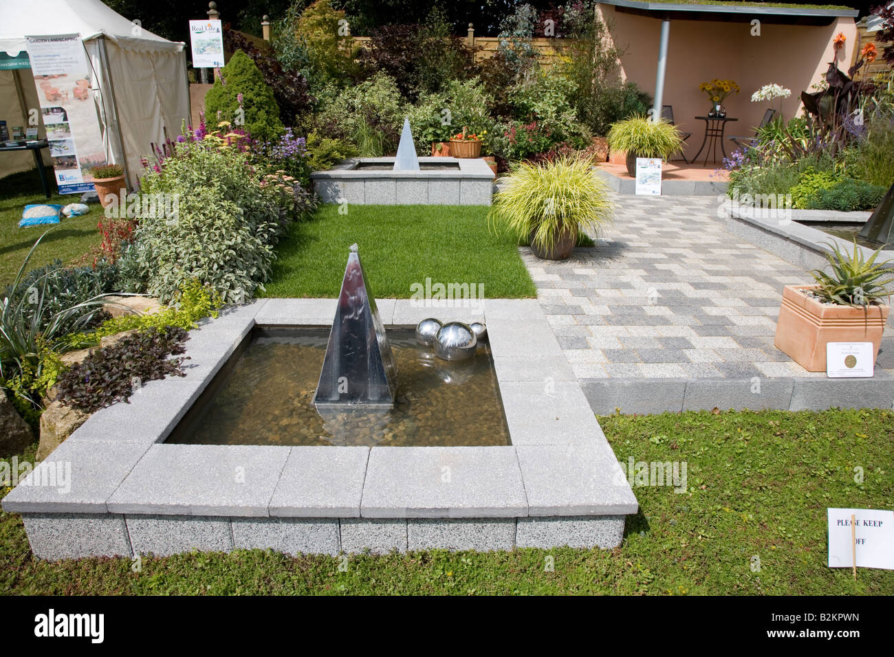 Garden water feature hi-res stock photography and images - Alamy