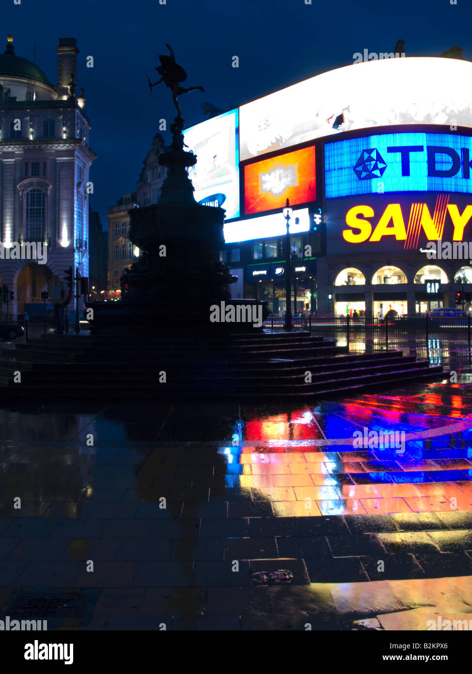 NEON SIGNS EROS STATUE SHAFTSBURY MEMORIAL FOUNTAIN (©ALFRED GILBERT 1893) PICCADILLY CIRCUS WEST END LONDON ENGLAND UK Stock Photo