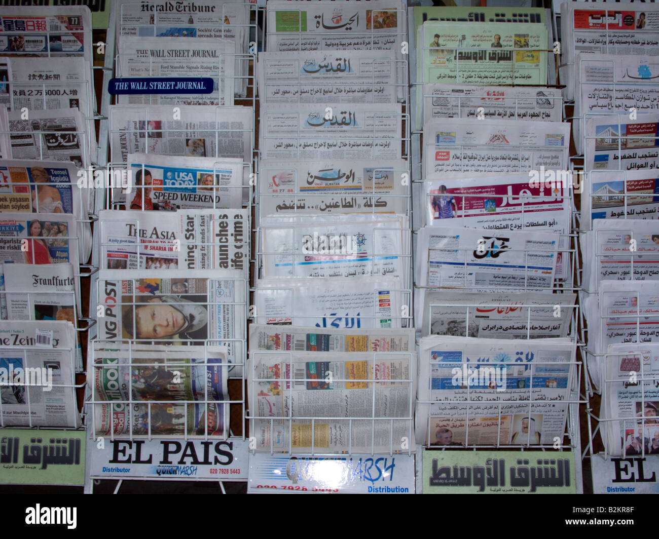 DAILY NATIONAL NEWSPAPERS ON NEWSPAPER RACKS AT NEWSPAPER STAND Stock ...