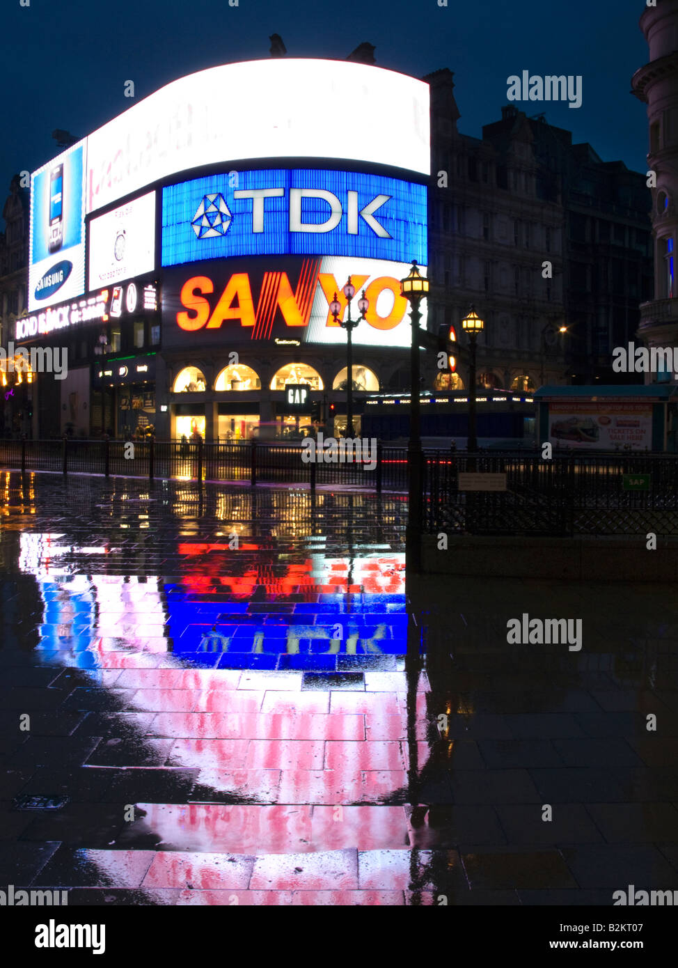 NEON SIGNS PICCADILLY CIRCUS LONDON ENGLAND UK Stock Photo Alamy