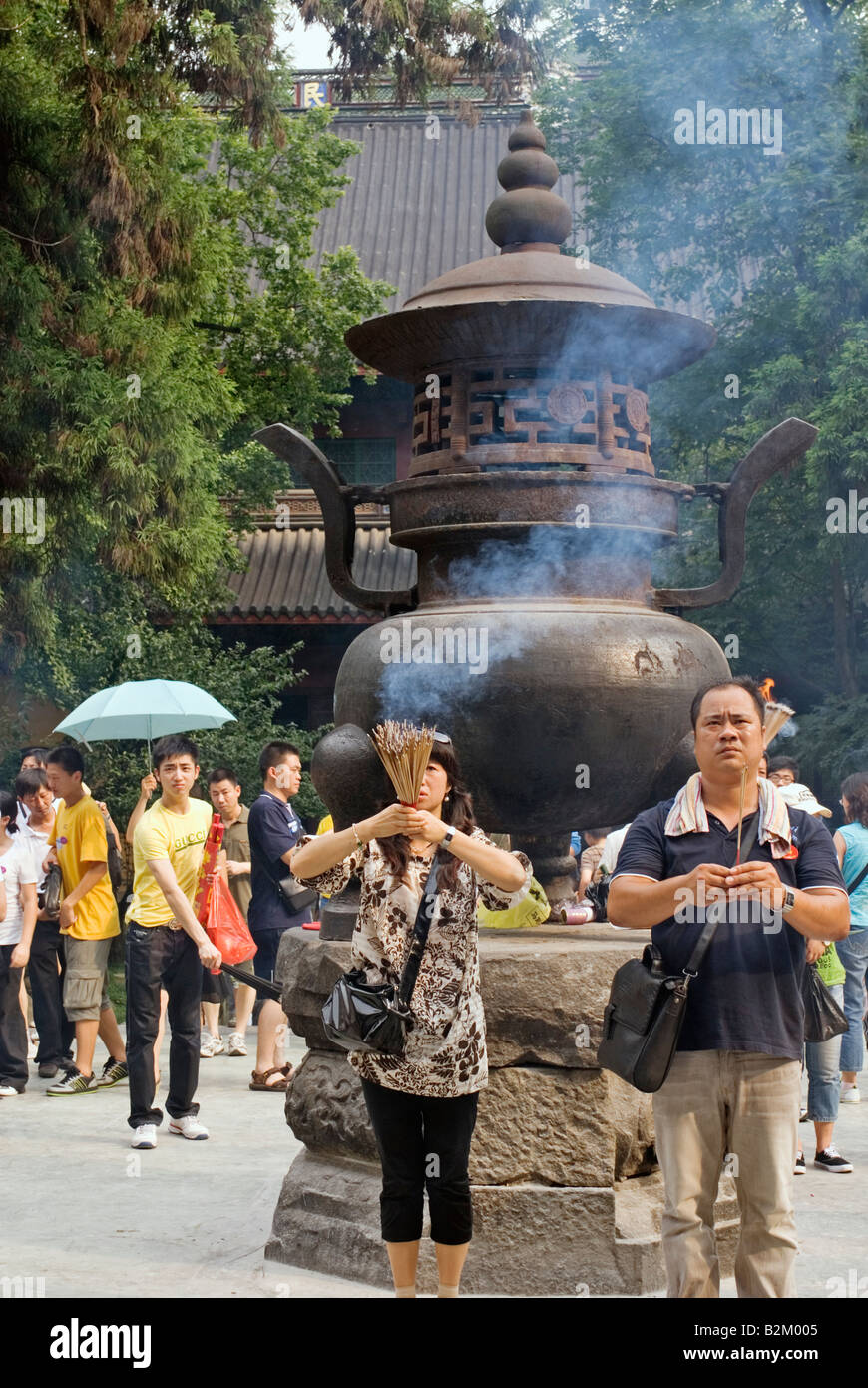 China, Hangzhou, People praying at Lingyin Temple, Grand Hall of the Great Sage, Mahavira Hall Stock Photo