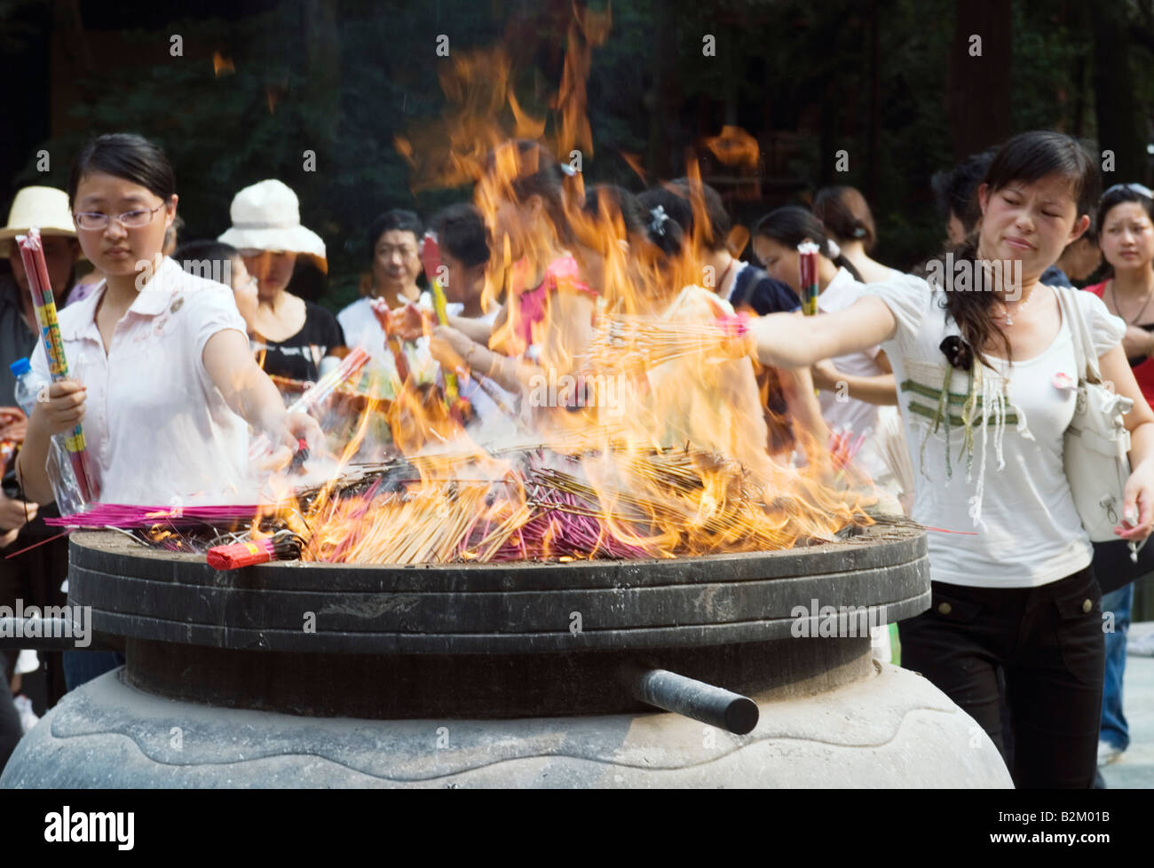 China, Hangzhou, People praying at Lingyin Temple Stock Photo
