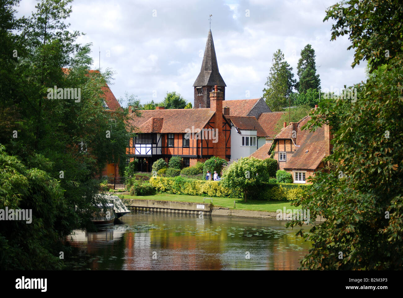 Village view across River Thames, Whitchurch-on-Thames, Oxfordshire, England, United Kingdom Stock Photo
