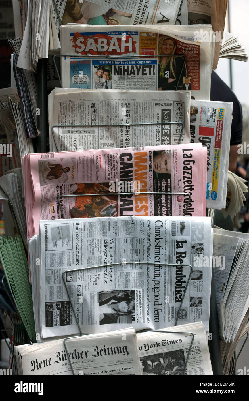 DAILY NATIONAL NEWSPAPERS ON NEWSPAPER RACKS AT NEWSPAPER STAND Stock ...