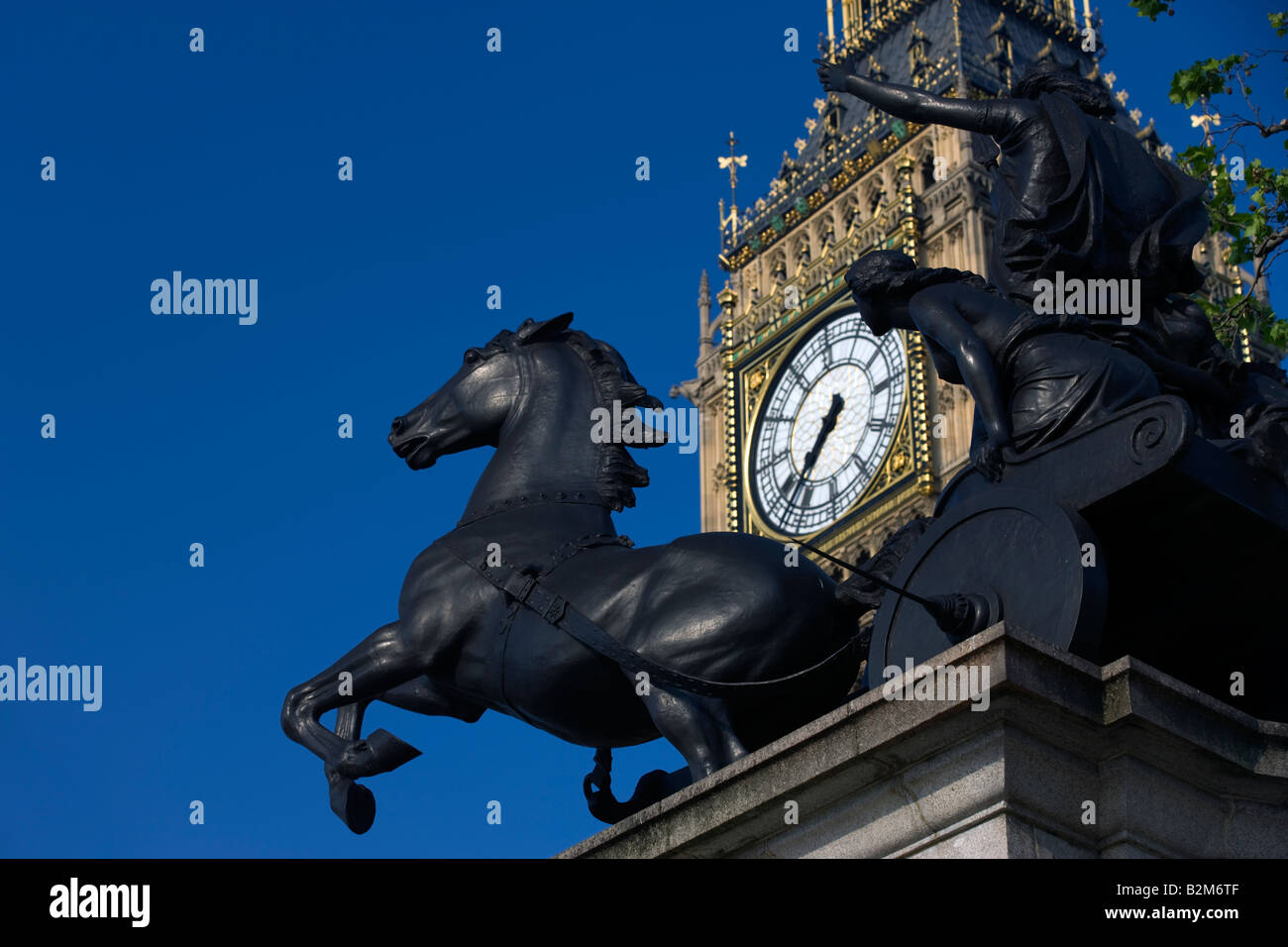 QUEEN BOADICEA AND DAUGHTERS CHARIOT STATUE (©THOMAS THORNYCROFT 1902) BIG BEN PARLIAMENT LONDON ENGLAND UK Stock Photo
