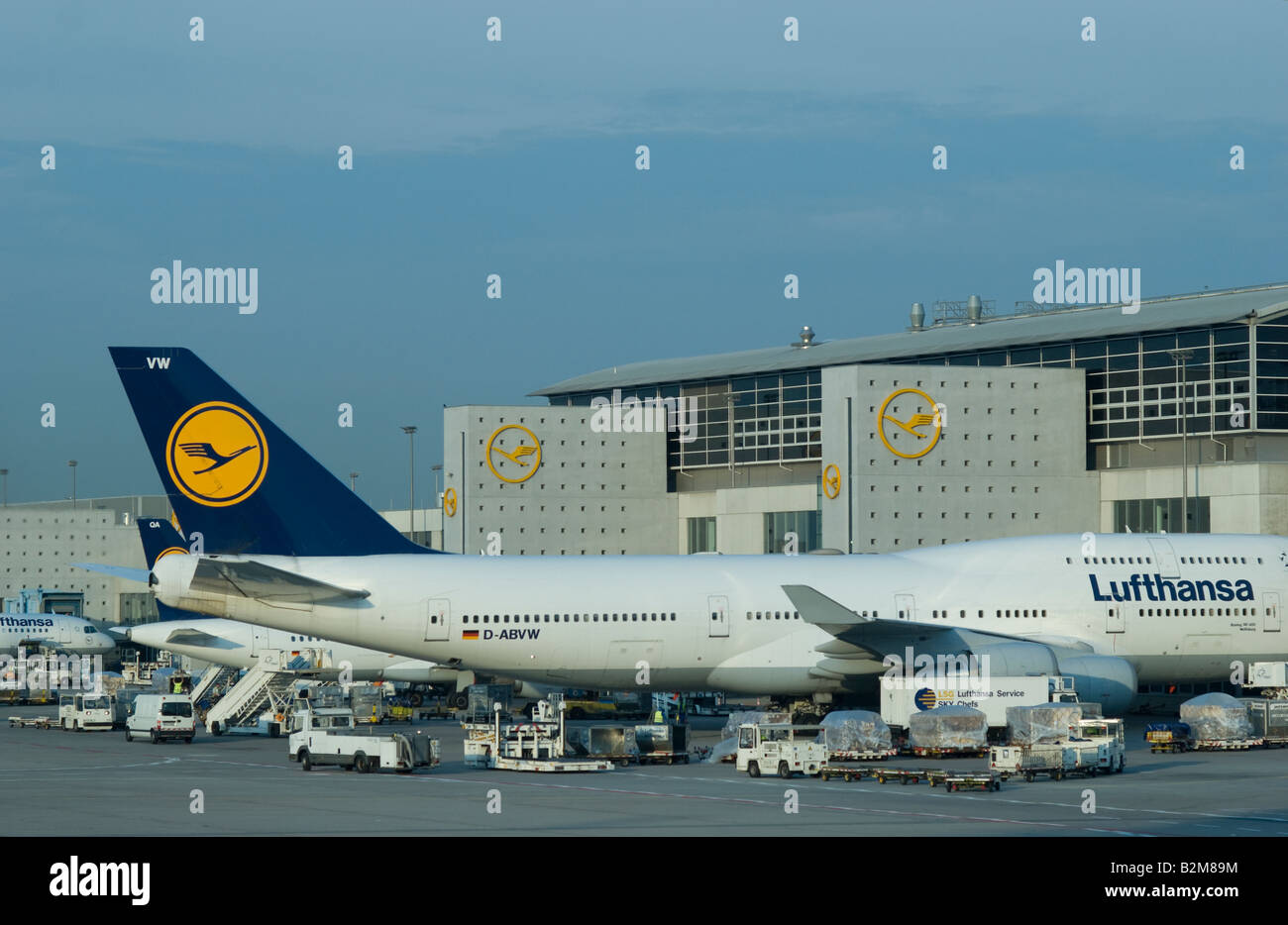 Air freight transport lufthansa hi-res stock photography and images - Alamy