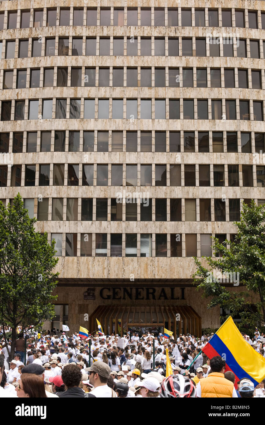 Crowd of people outside building hi-res stock photography and images ...