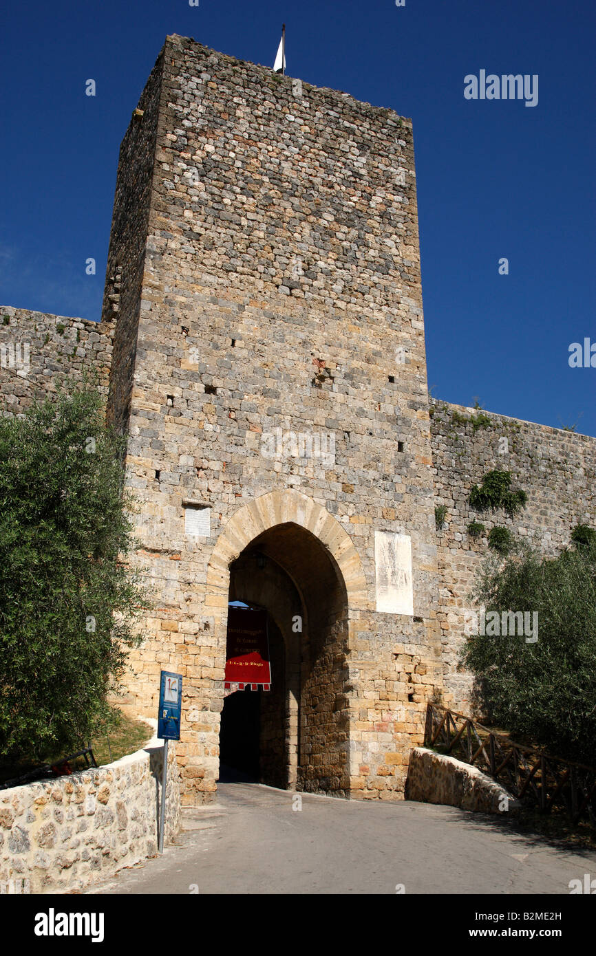 porta franca the main gate into the medieval hill town of monteriggioni tuscany italy europe Stock Photo