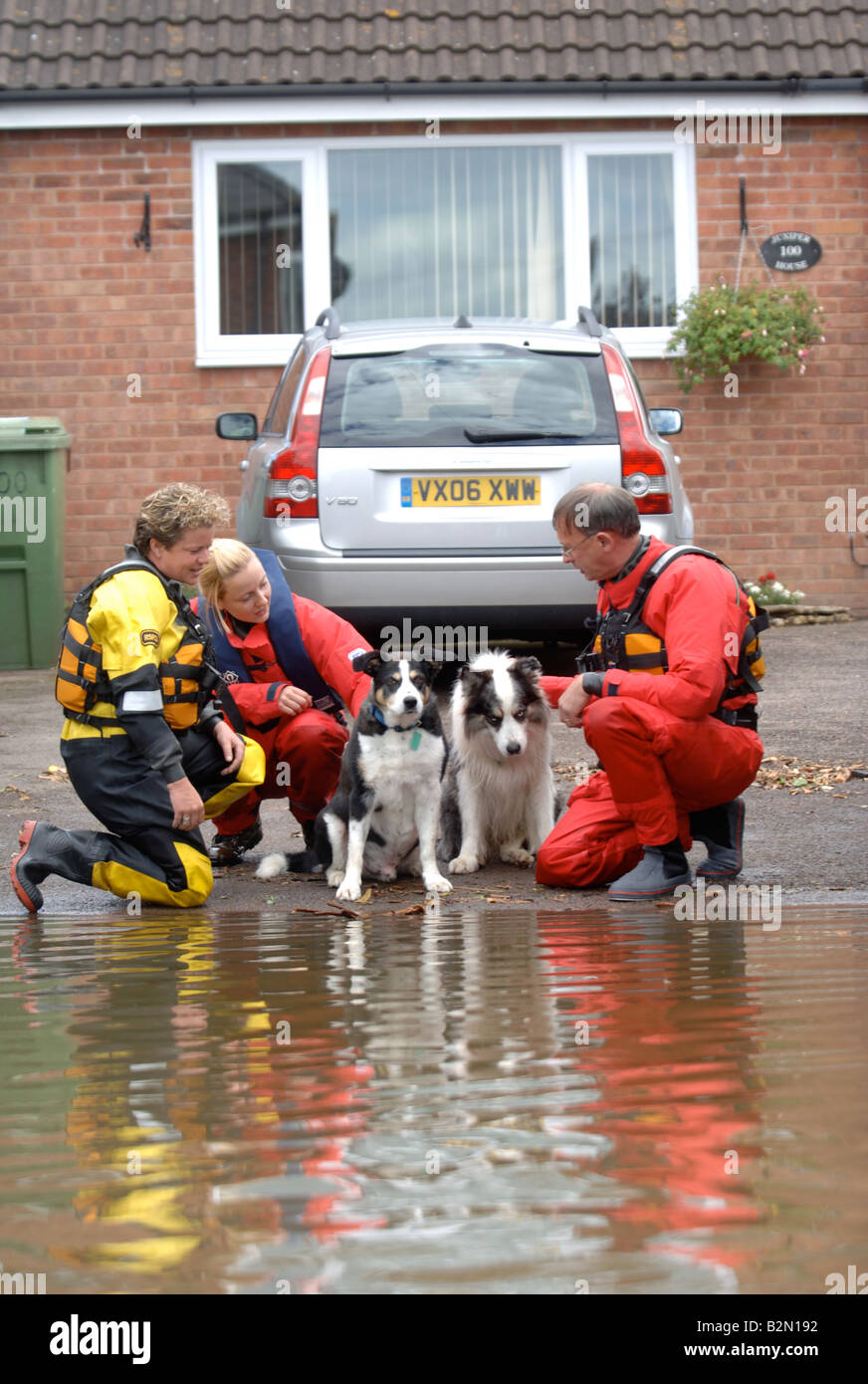AN RSPCA FLOOD RESCUE TEAM CHECK ON THE WELFARE OF ANIMALS WHERE HOMES HAVE BEEN CUT OFF BY FLOODWATER IN TEWKESBURY ROAD SANDHU Stock Photo