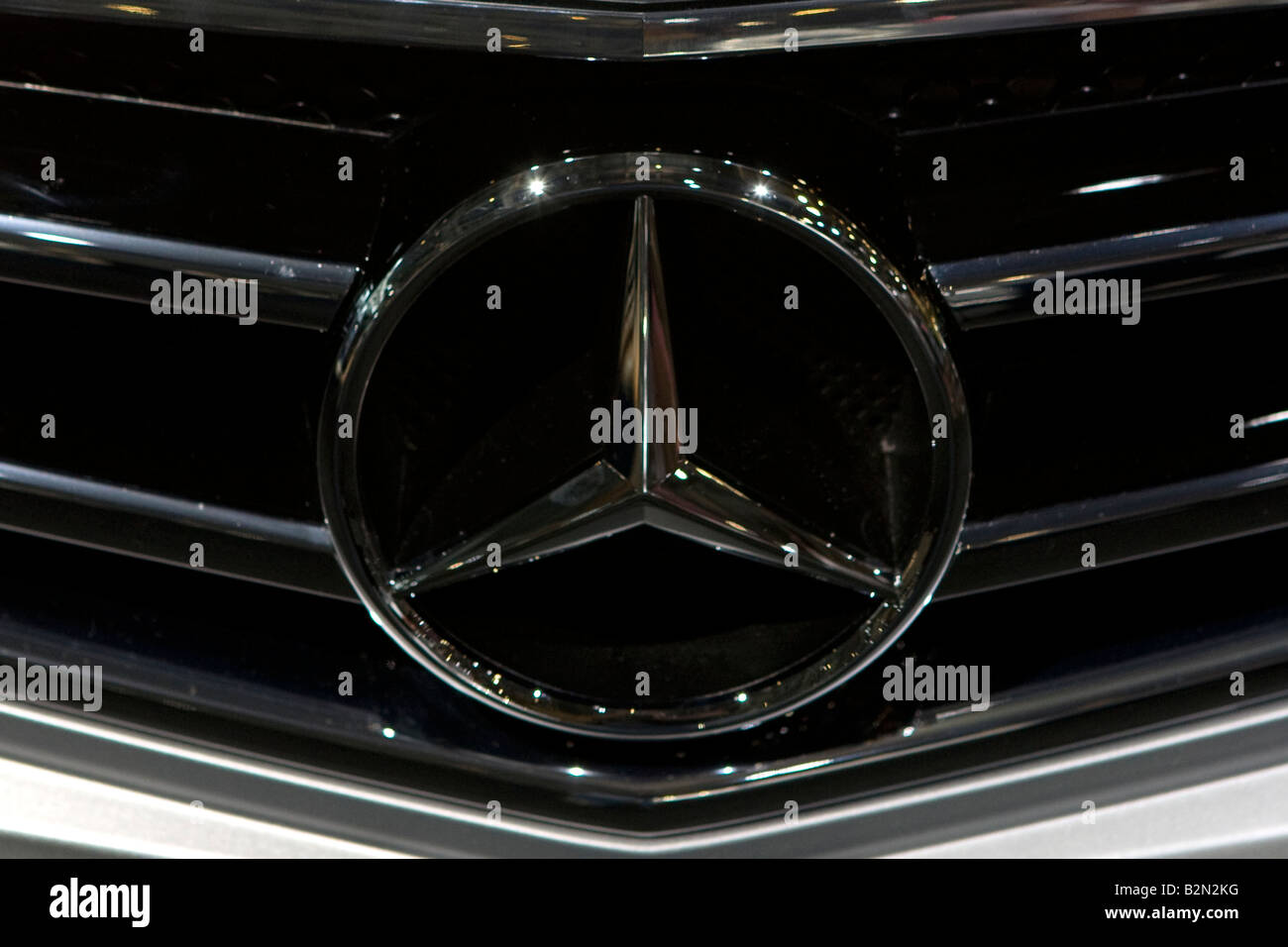 Mercedes-Benz logo on grill detail Stock Photo - Alamy