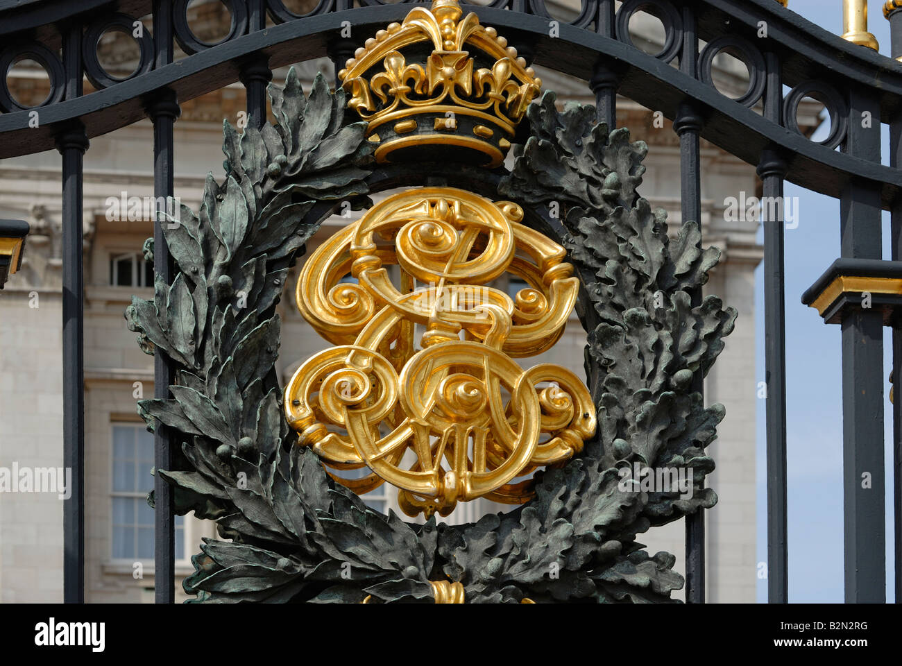 Royal Crest and Gates Buckingham Palace, London Stock Photo