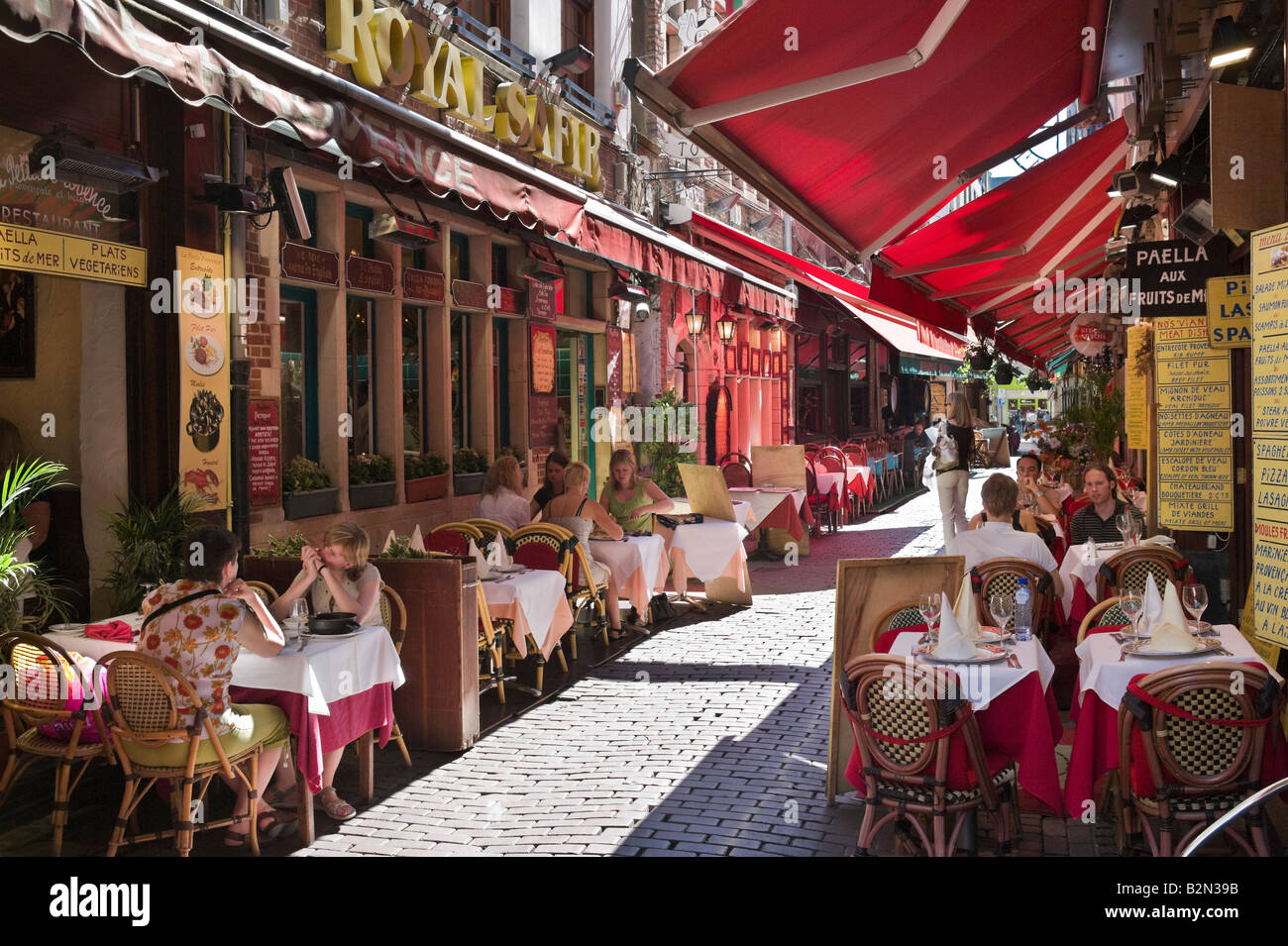 Restaurants on Petite Rue des Bouchers in the historic city centre, Brussels, Belgium Stock Photo