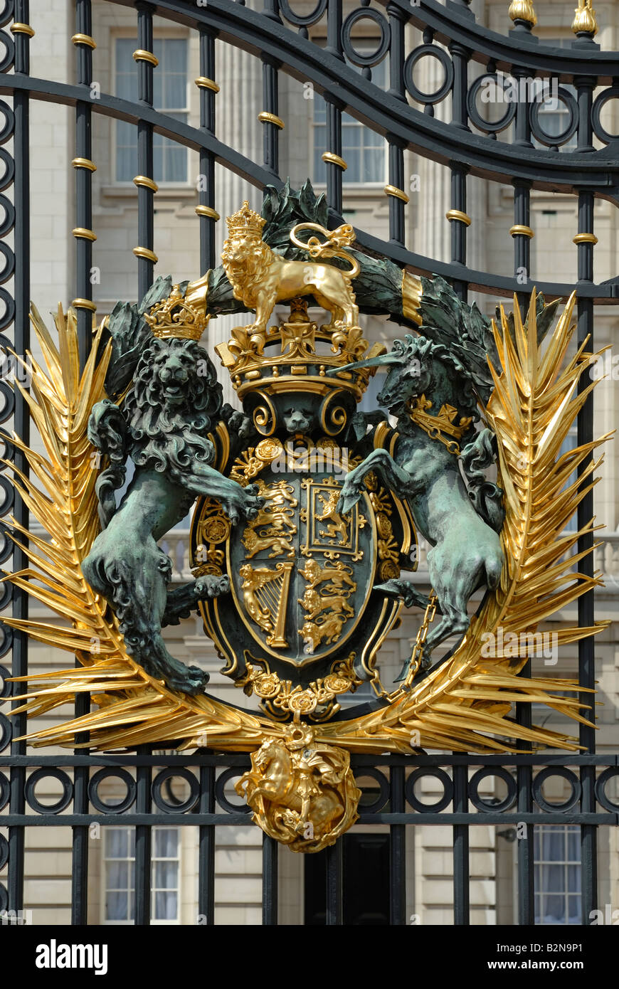 Crest and Gates Buckingham Palace, London Stock Photo