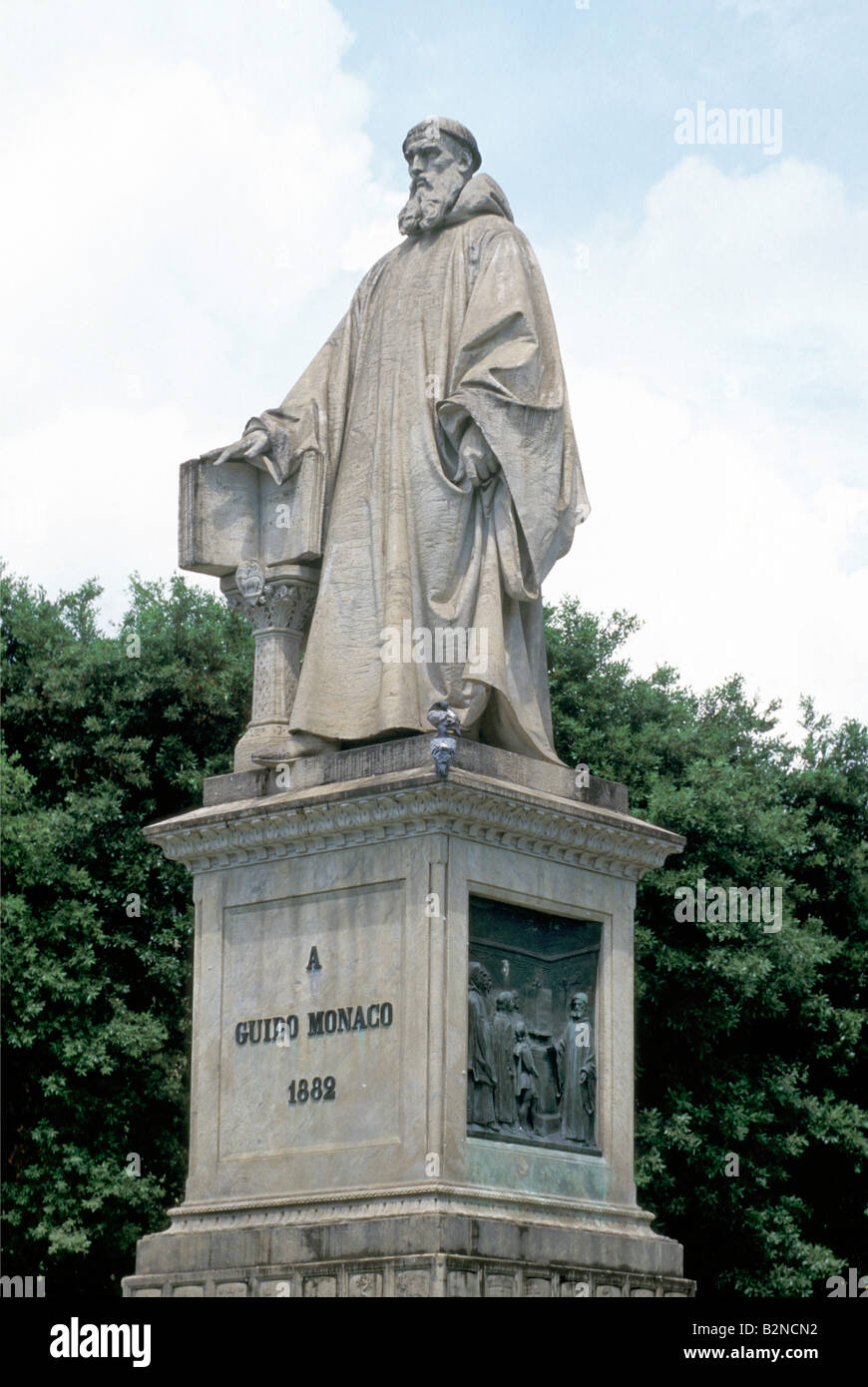 guido monaco (guido d'arezzo) statue, arezzo, italy Stock Photo Alamy