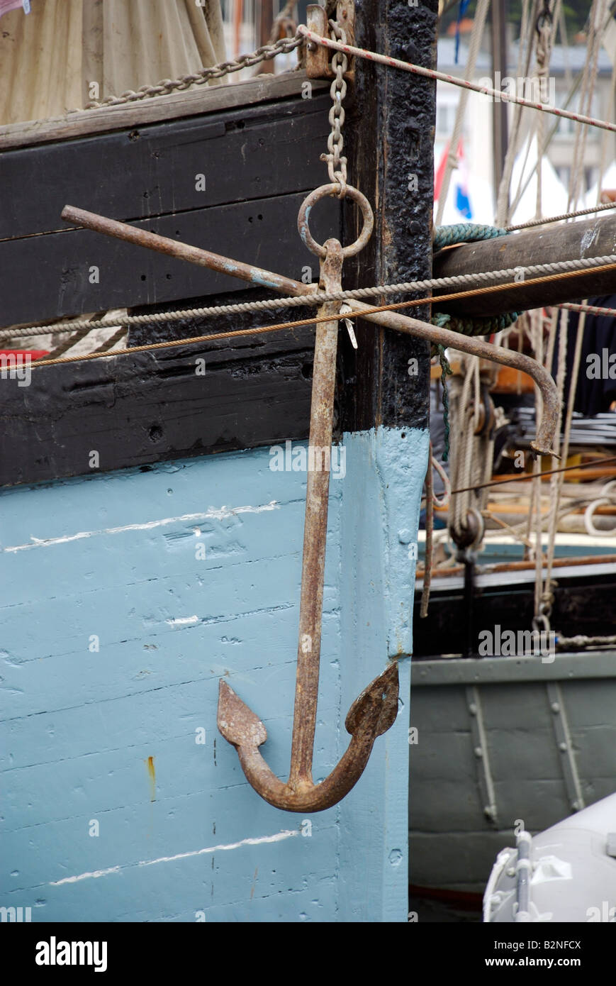 Boat anchors hi-res stock photography and images - Alamy
