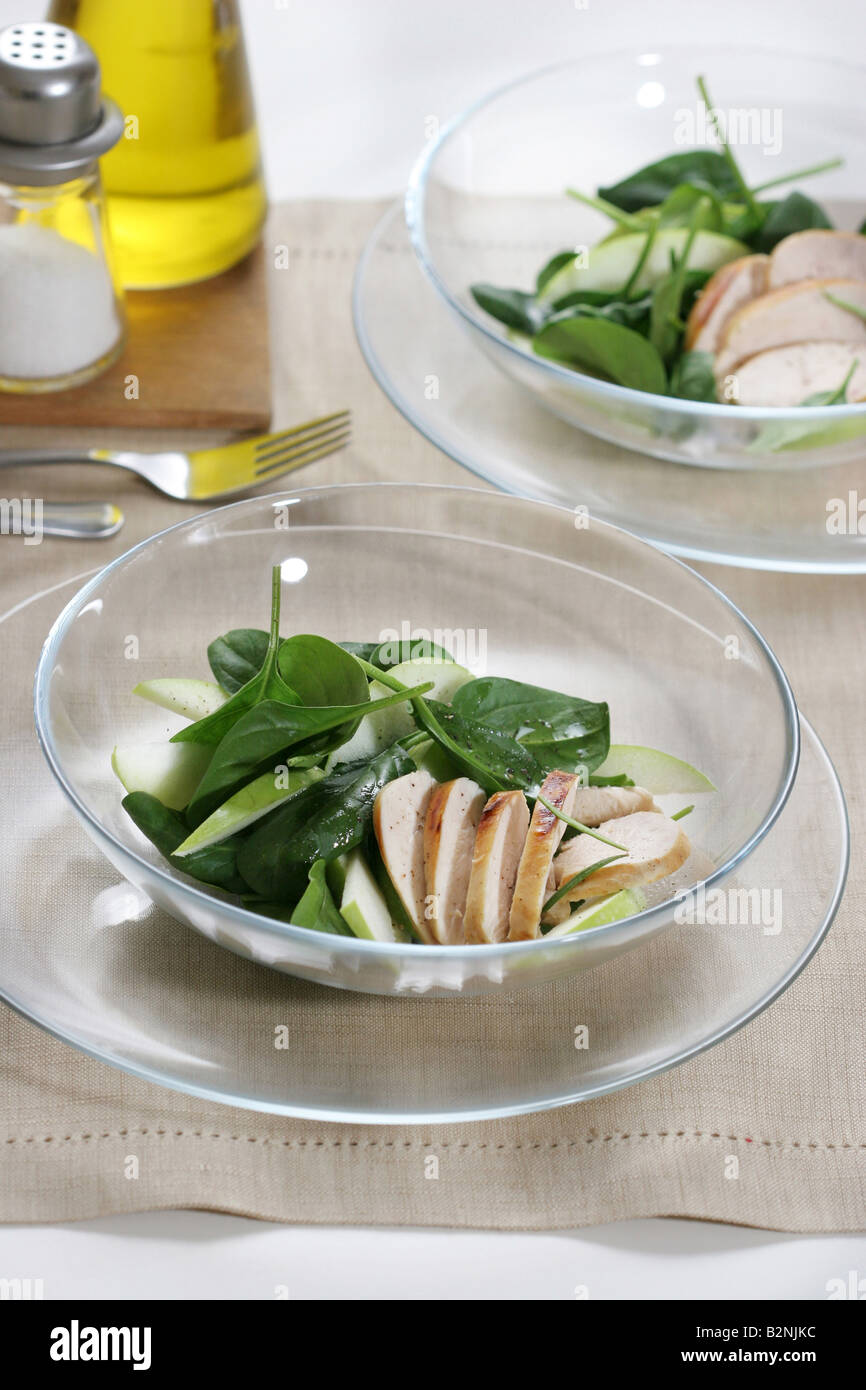 Insalata di spinaci novelli, mele verdi e pollo grigliato al rosmarino Stock Photo