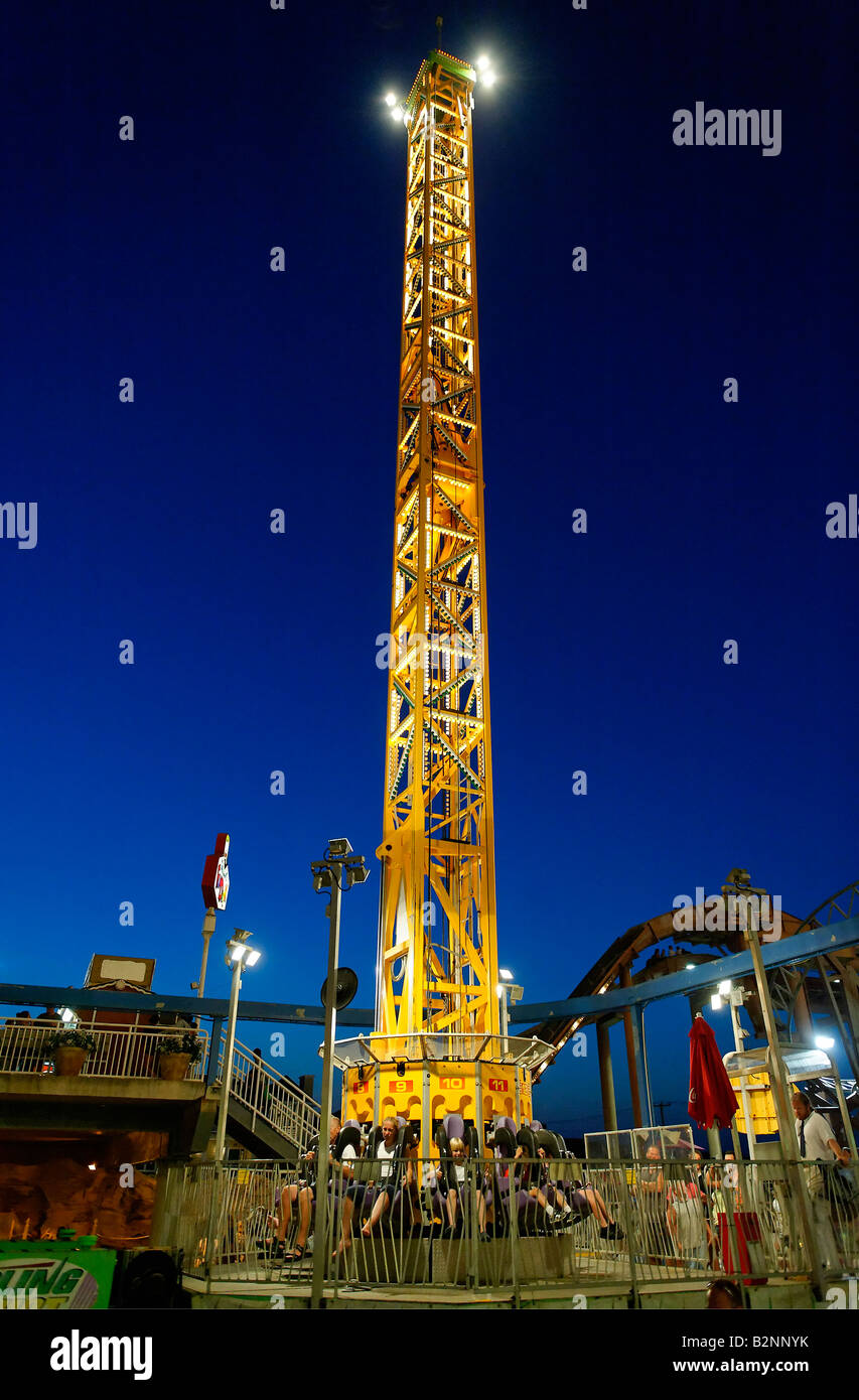 Sling shot ride hires stock photography and images Alamy