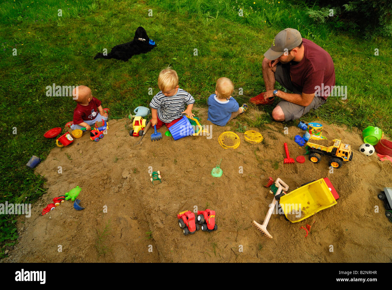 Young children playing in sandpit High Resolution Stock Photography and