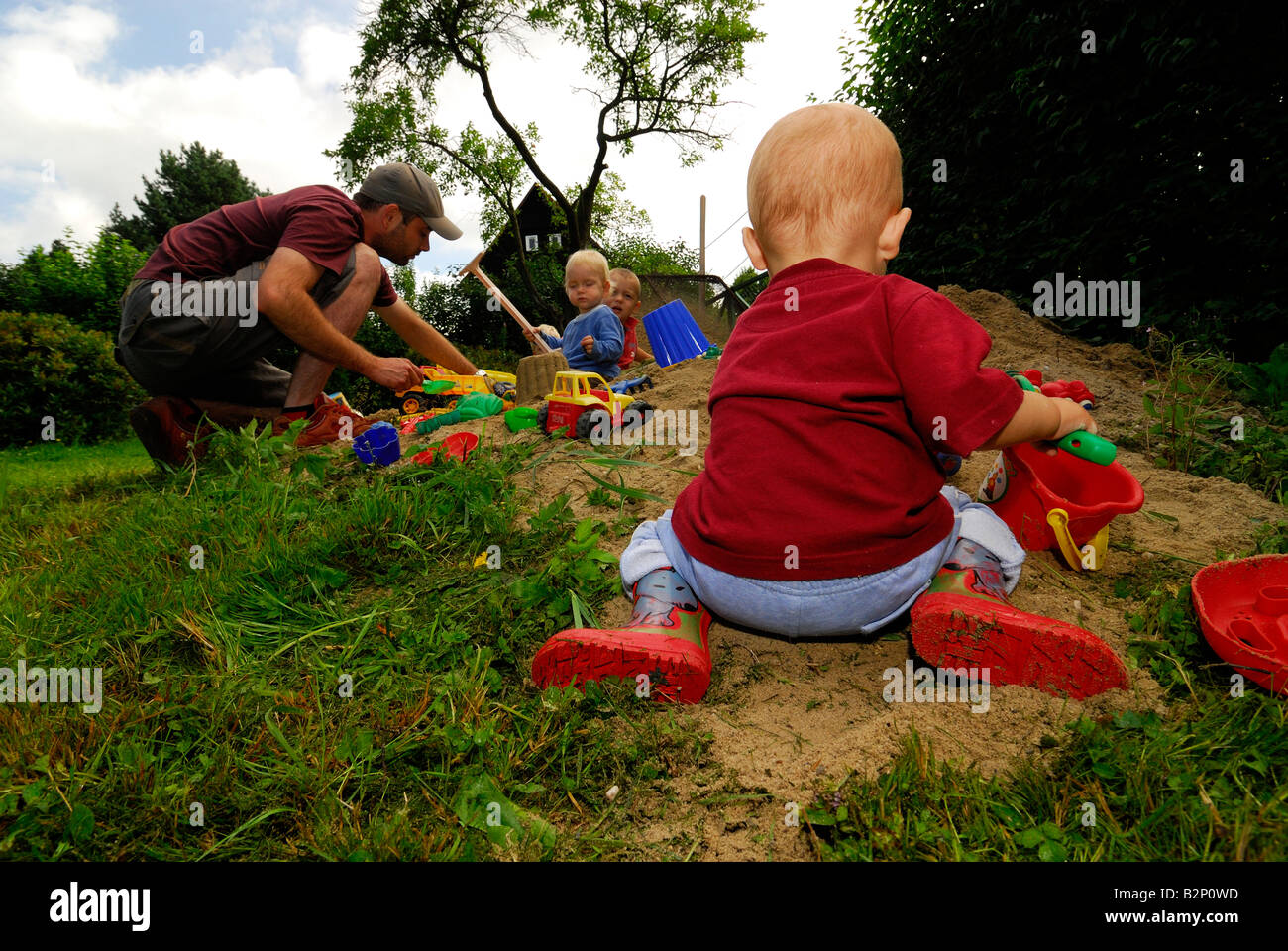 Young children playing in sandpit High Resolution Stock Photography and