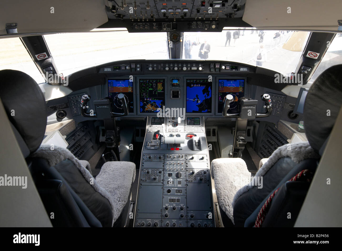 Bombardier challenger interior hi-res stock photography and images - Alamy